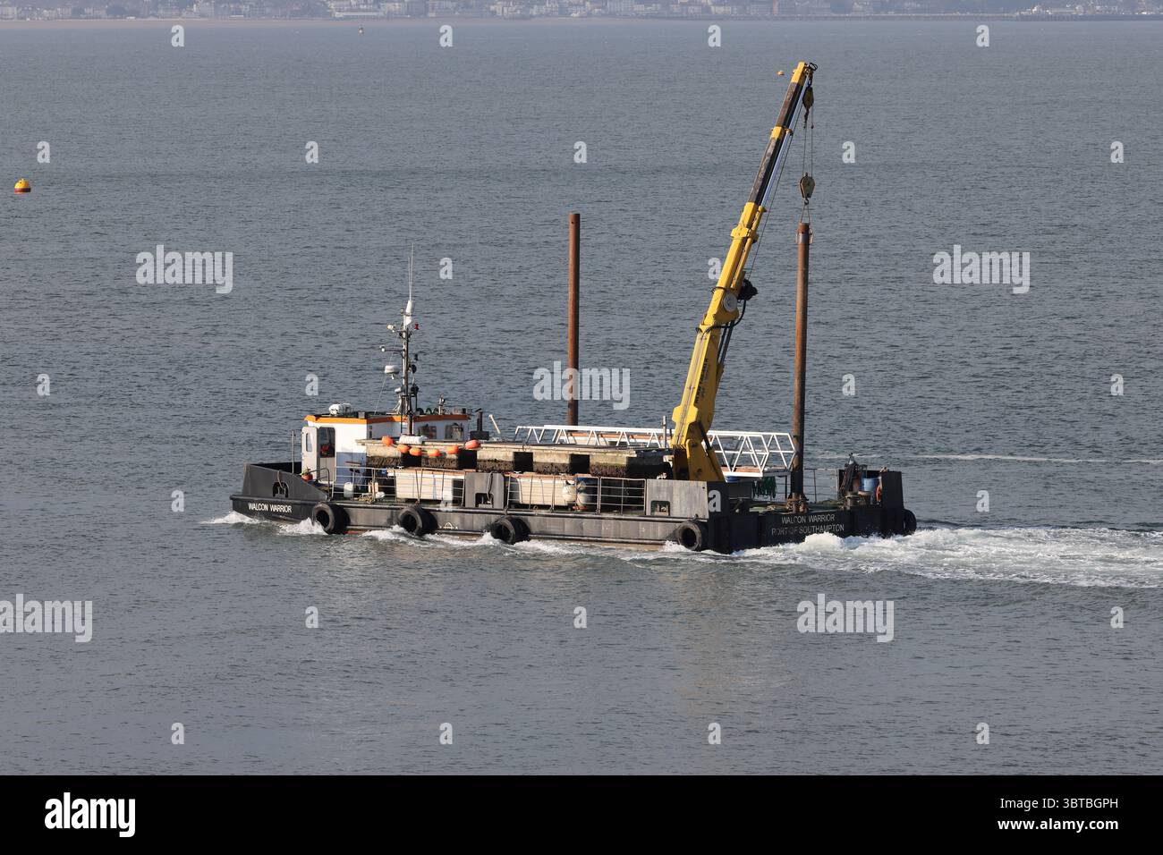 La chiatta semovente e la piattaforma di lavoro WALCON GUERRIERO che si dirige verso il Solent Foto Stock