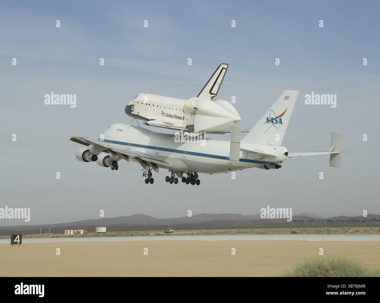 ED09-0127-93 NASA 911, un Boeing 747 modificato per trasportare le navette spaziali, vola verso il cielo dalla Runway 22L alla Edwards Air Force base con lo shuttle Atla Foto Stock