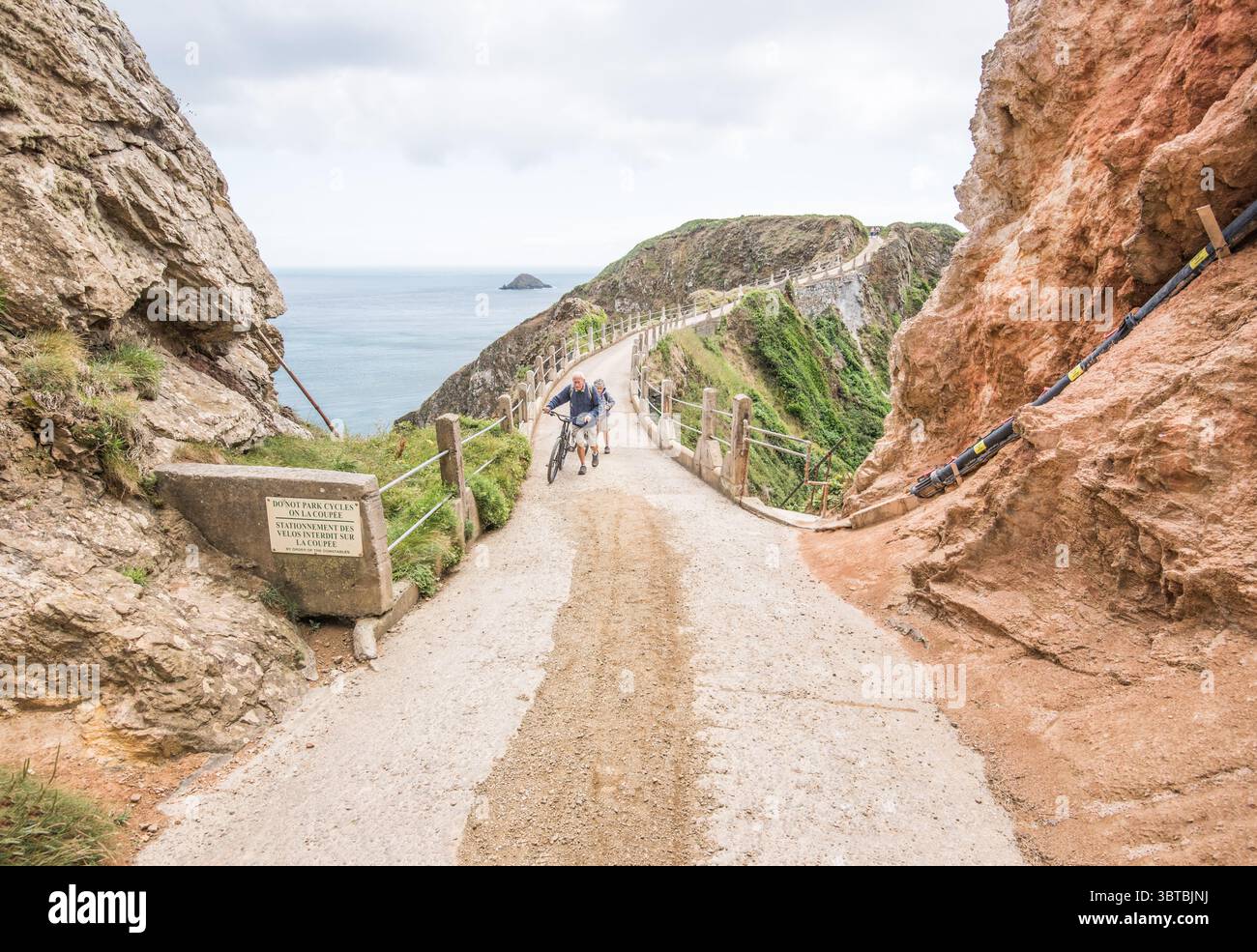 Uno stretto istmo conosciuto come la Coupée, un'alta cresta a 80 metri (262 piedi) sul mare che collega Great Sark a Little Sark Foto Stock