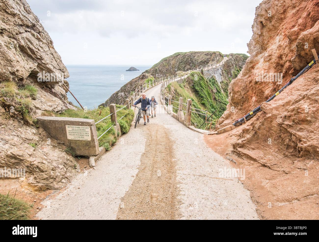 Uno stretto istmo conosciuto come la Coupée, un'alta cresta a 80 metri (262 piedi) sul mare che collega Great Sark a Little Sark Foto Stock
