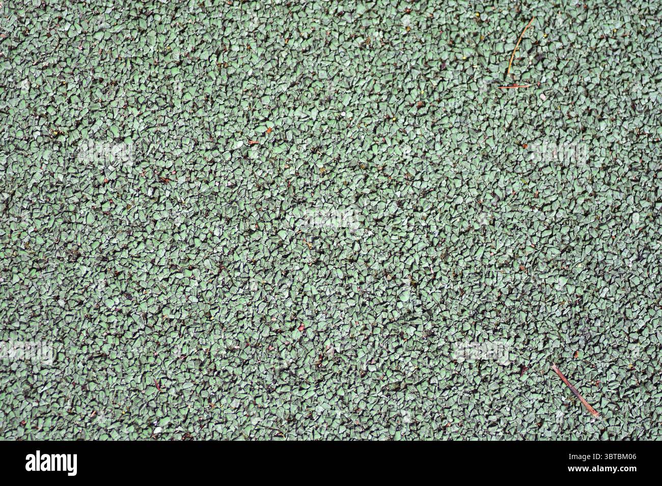 Superficie di sicurezza in gomma verde per primi piani comunemente utilizzata nei parchi giochi e nelle aree sportive. Modello dettagliato con piccoli granuli, che enfatizza il durab Foto Stock