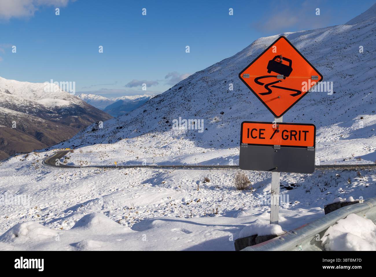 Un paesaggio innevato e invernale sulla Crown Range Road tra Queenstown e Wanaka, nuova Zelanda Foto Stock