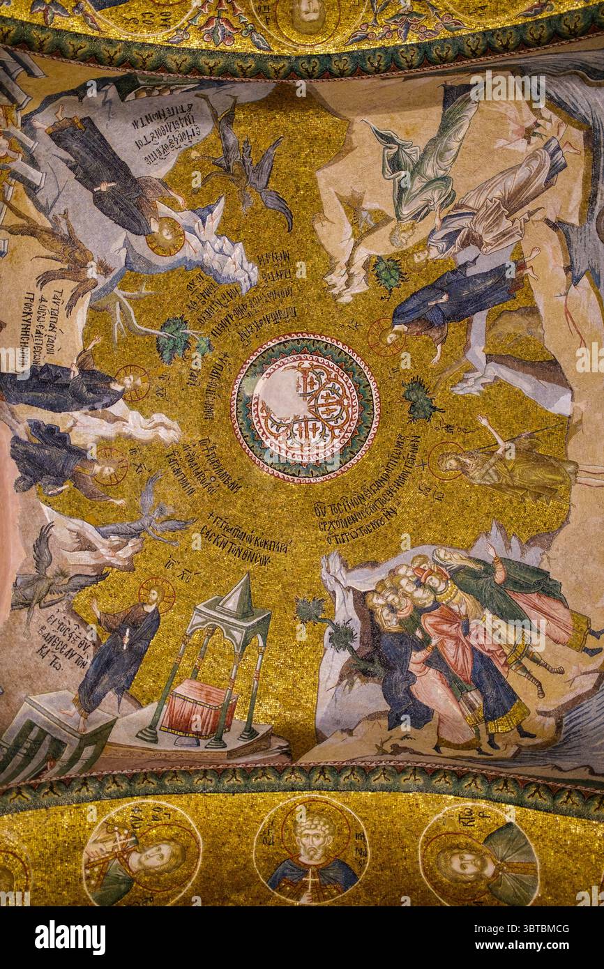 Turchia: Mosaici "la tentazione di Cristo" (a sinistra) e "il Battesimo di Cristo" (a destra), nartece esterno (sala d'ingresso), Chiesa del Santo Salvatore a Chora (Moschea Kariye), originariamente una chiesa cristiana ortodossa, Istanbul. La chiesa di Chora fu originariamente costruita all'inizio del IV secolo e si trovava fuori dalle mura della città di Costantinopoli. I bellissimi mosaici e affreschi risalgono all'inizio del XIV secolo e sono stati creati dal potente statista greco bizantino Teodoro Metochites. Foto Stock