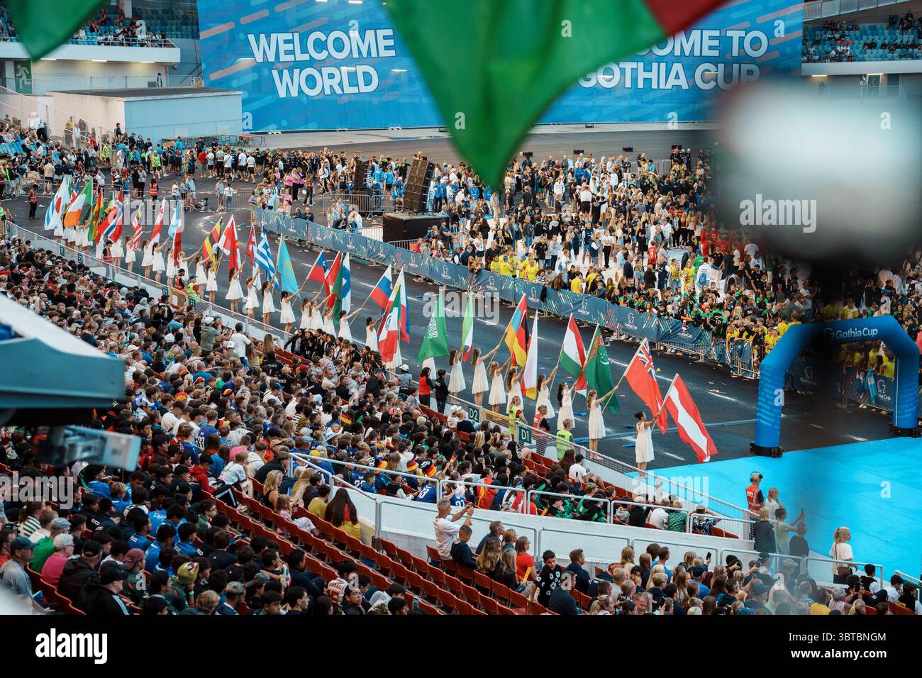 Gothenburg, Svezia. 14 luglio 2025. Gothenburg, Svezia, 7 luglio 2025 i portabandiera in abiti bianchi reggono le bandiere nazionali di fronte a un pubblico affollato durante la cerimonia di apertura della Gothia Cup 2025 allo stadio Ullevi di Gothenburg, Svezia. (Gabor Baumgarten/SPP) credito: SPP Sport Press Photo. /Alamy Live News Foto Stock