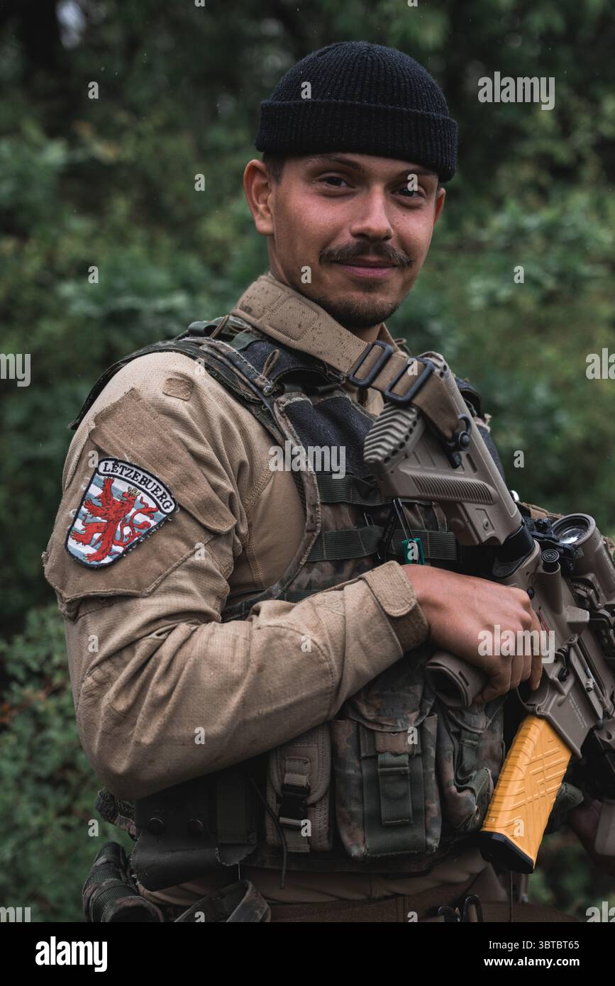 I soldati dell'esercito francese ripuliscono una trincea durante l'esercitazione Dacian Spring 25. Le forze terrestri avanzate della NATO in Romania hanno partecipato all’esercitazione, che si è svolta Foto Stock