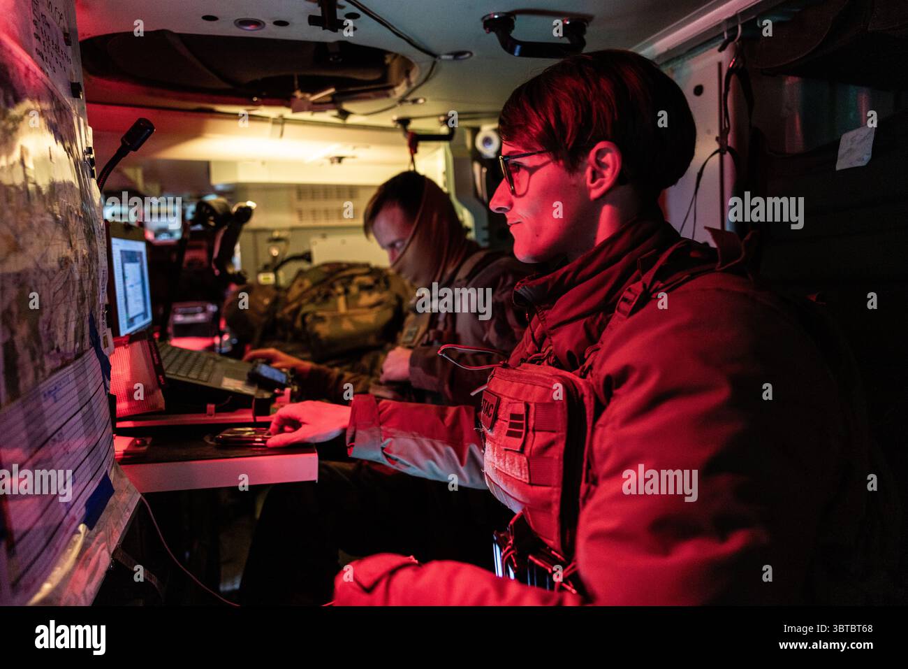 I soldati dell'esercito francese ripuliscono una trincea durante l'esercitazione Dacian Spring 25. Le forze terrestri avanzate della NATO in Romania hanno partecipato all’esercitazione, che si è svolta Foto Stock
