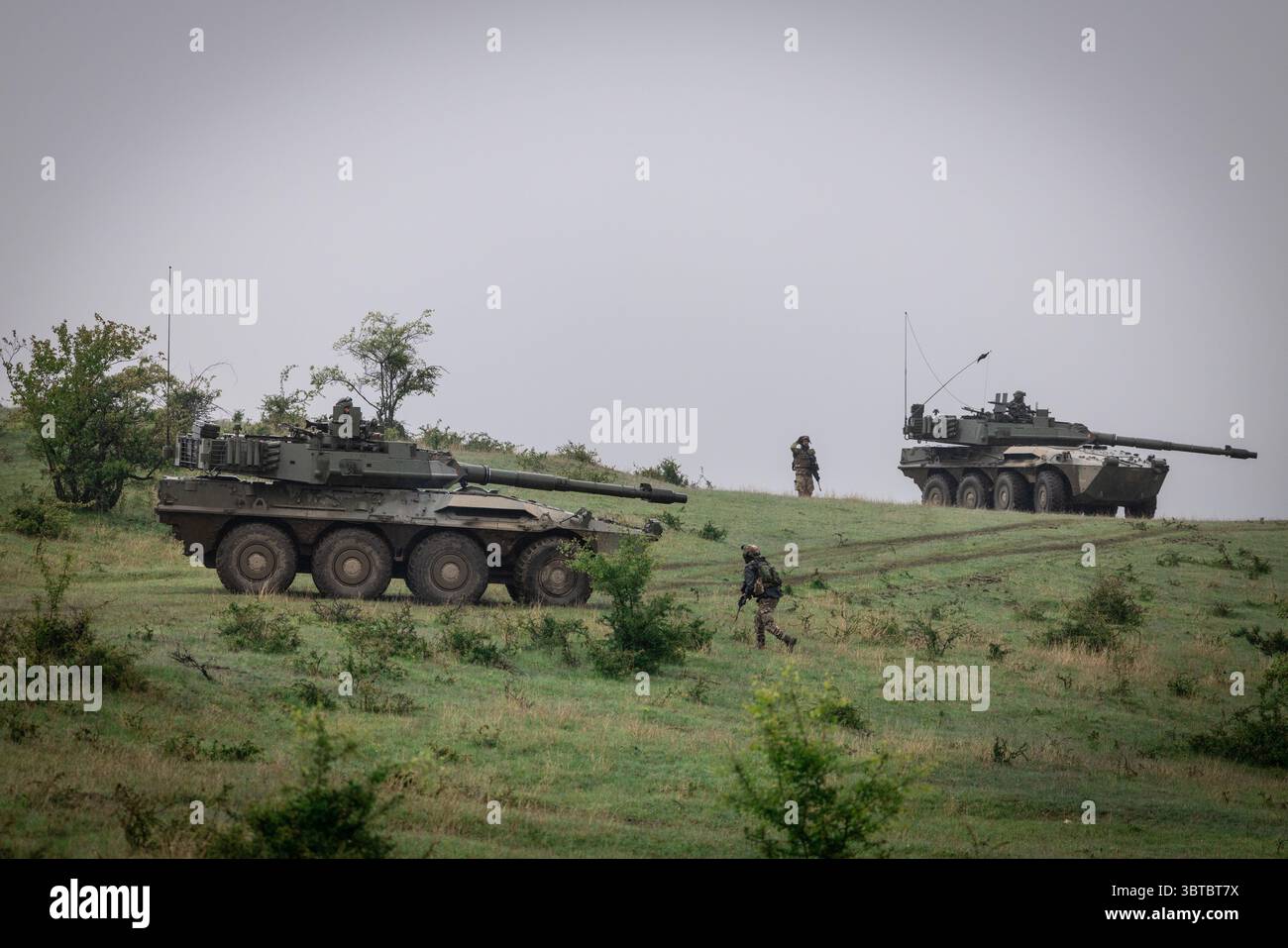 I soldati dell'esercito francese ripuliscono una trincea durante l'esercitazione Dacian Spring 25. Le forze terrestri avanzate della NATO in Romania hanno partecipato all’esercitazione, che si è svolta Foto Stock