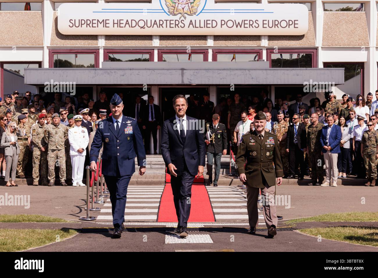Il Segretario generale della NATO Mark Rutte con il generale Alexus G. Grynkewich e il generale Christopher G. Cavoli Foto Stock