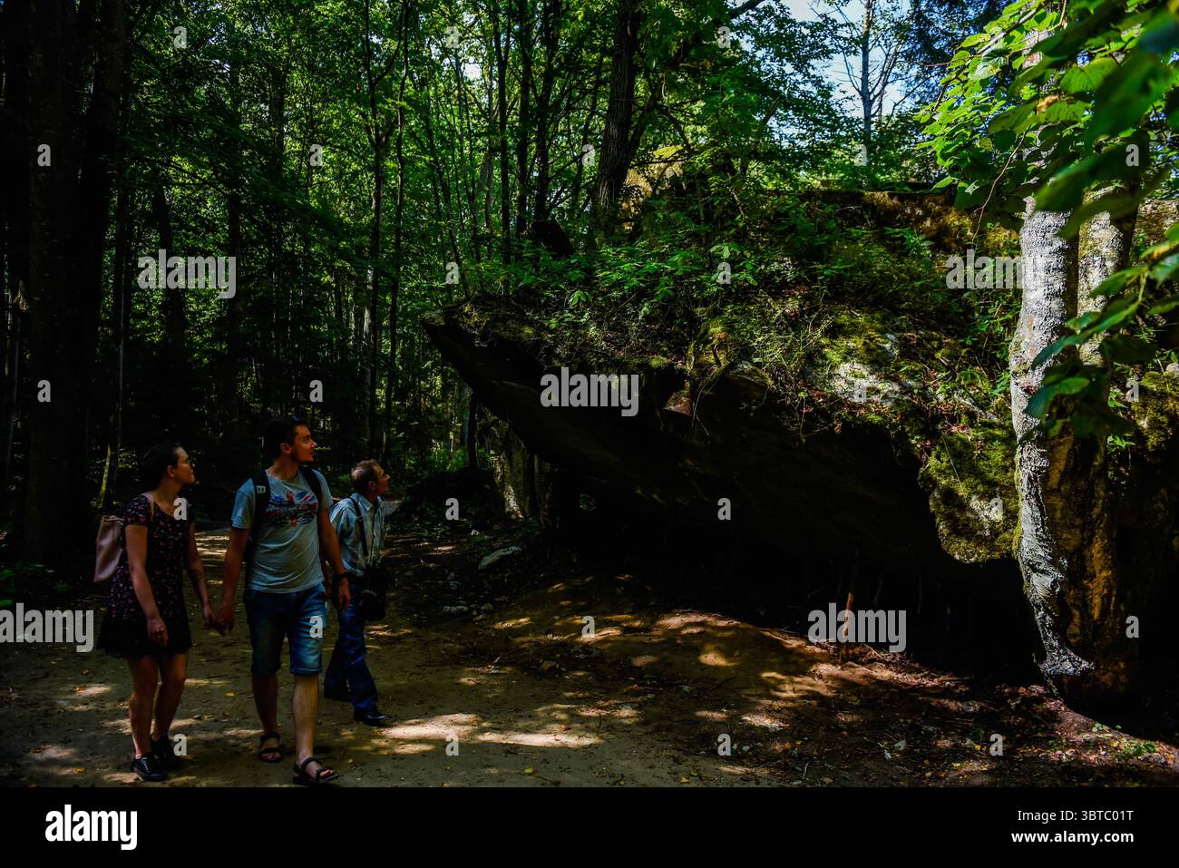 22 agosto 2020, Gierloz, Polonia: I visitatori camminano accanto a un bunker distrutto parte della storica tana del lupo, il primo quartier generale militare di Hitler sul fronte orientale con l'obiettivo di iniziare l'Unione Sovietica, a Gierloz. La famosa Wolfâ Lair era una delle sedi segrete più importanti della Germania nazista, situata oggi nella Polonia orientale. Il sito nazista è famoso per l'attentato alla vita di Hitler di Adolf, noto come operazione Valkyrie, Claus von Stauffenberg e altri hanno preso di mira Hitler con una bomba a valigia durante un incontro all'interno della tana del lupo. (Immagine di credito: © Omar Marques/SOPA i Foto Stock