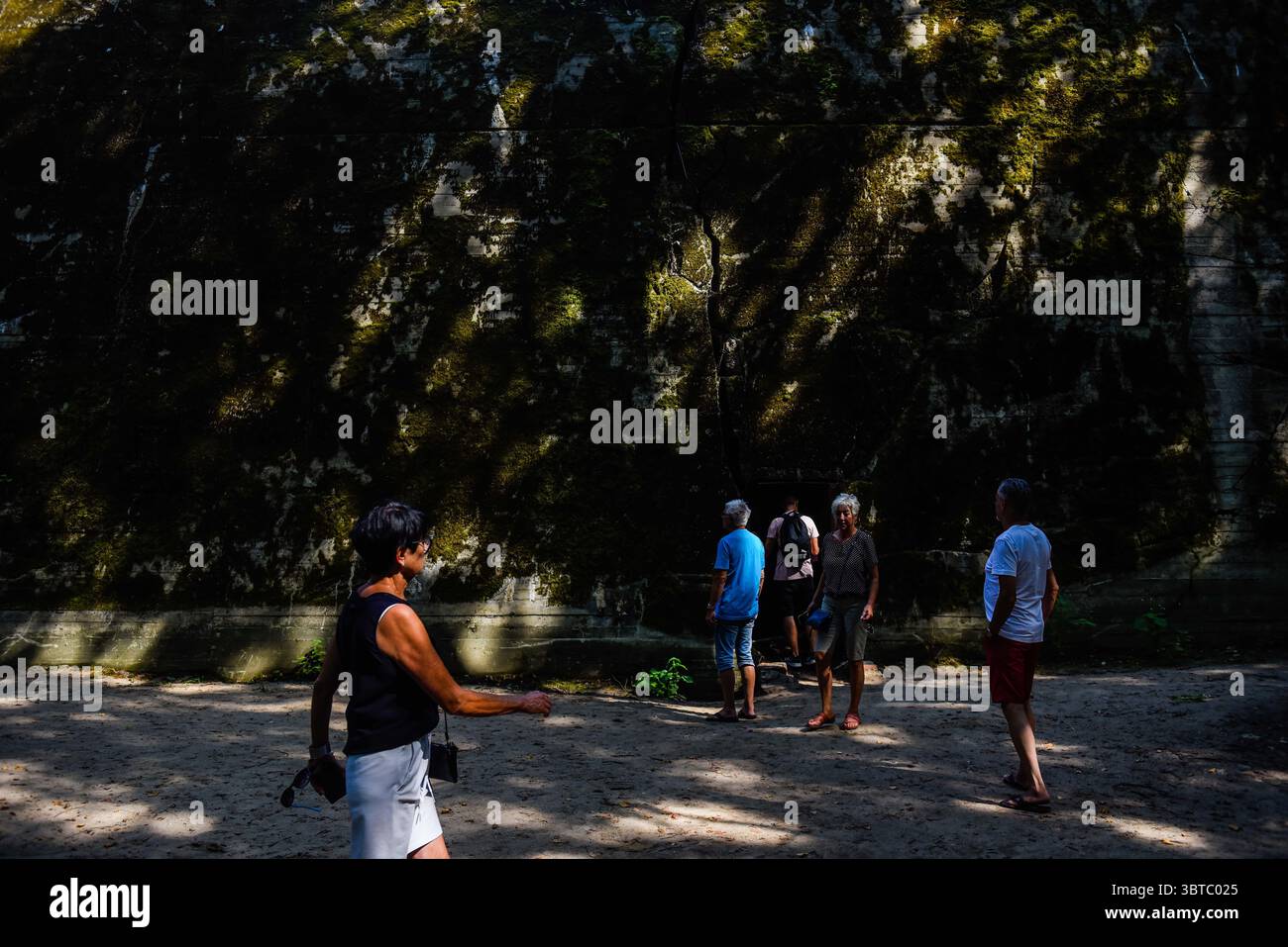 22 agosto 2020, Gierloz, Polonia: I visitatori camminano accanto a un bunker distrutto parte della storica tana del lupo, il primo quartier generale militare di Hitler sul fronte orientale con l'obiettivo di iniziare l'Unione Sovietica, a Gierloz. La famosa Lair di Wolfâ è stata una delle principali sedi segrete della Germania nazista, situata oggi nella Polonia orientale. Il sito nazista è famoso per l'attentato alla vita di Hitler di Adolf, noto come operazione Valkyrie, Claus von Stauffenberg e altri hanno preso di mira Hitler con una bomba a valigia durante un incontro all'interno della tana del lupo. (Immagine di credito: © Omar Marques/SOPA IM Foto Stock