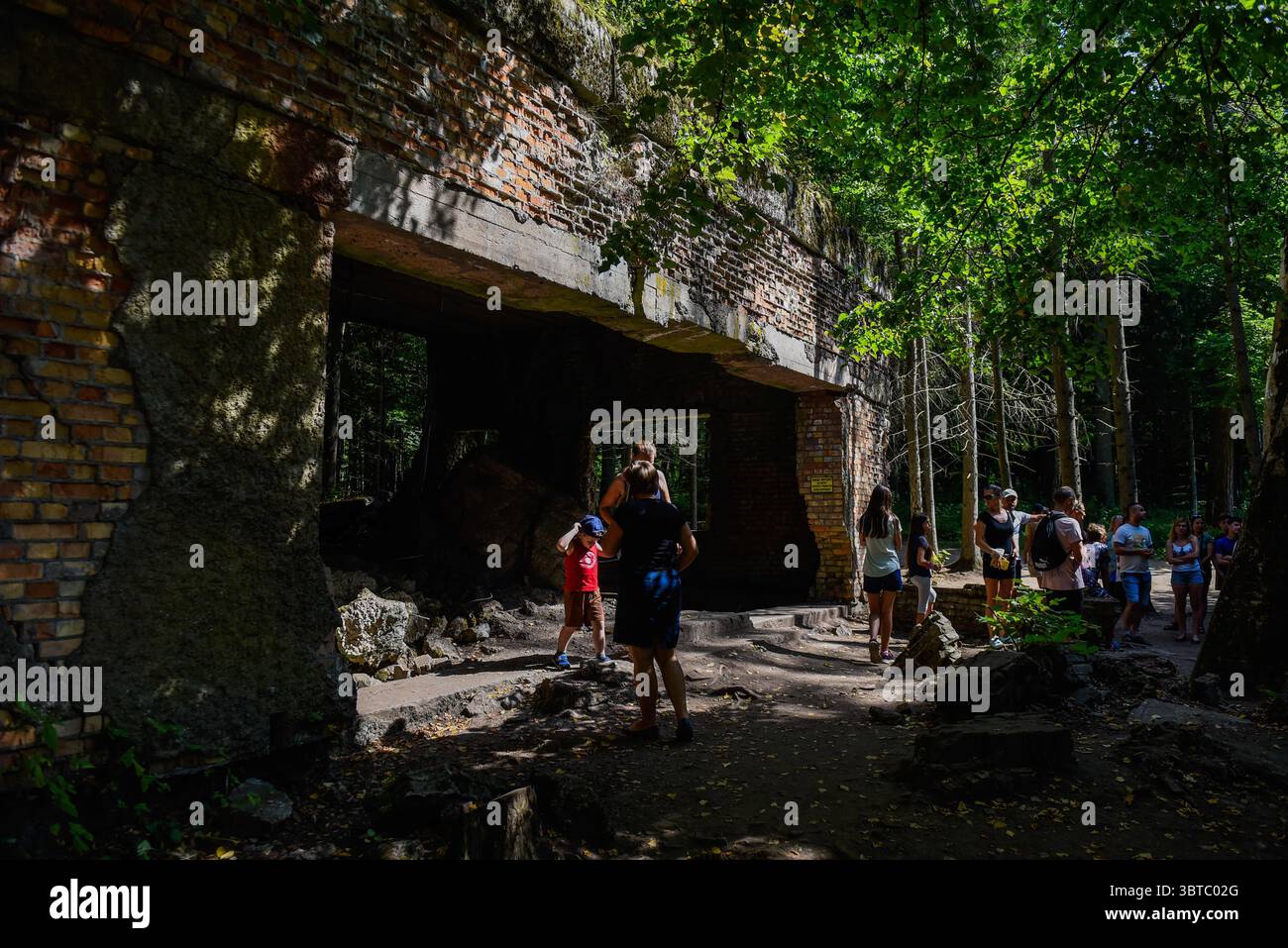 22 agosto 2020, Gierloz, Polonia: I visitatori camminano accanto a un bunker distrutto della storica tana del lupo, il primo quartier generale militare di Hitler sul fronte orientale con l'obiettivo di iniziare l'Unione Sovietica, a Gierloz. La famosa tana di Wolfâ era uno dei quartieri generali segreti più importanti della Germania nazista situata nell'odierna Polonia orientale. Il sito nazista è famoso per l'attentato alla vita di Hitler di Adolf, noto come operazione Valkyrie, Claus von Stauffenberg e altri hanno preso di mira Hitler con una bomba a valigia durante un incontro all'interno della tana del lupo. (Immagine di credito: © Omar Marques/SOPA IM Foto Stock