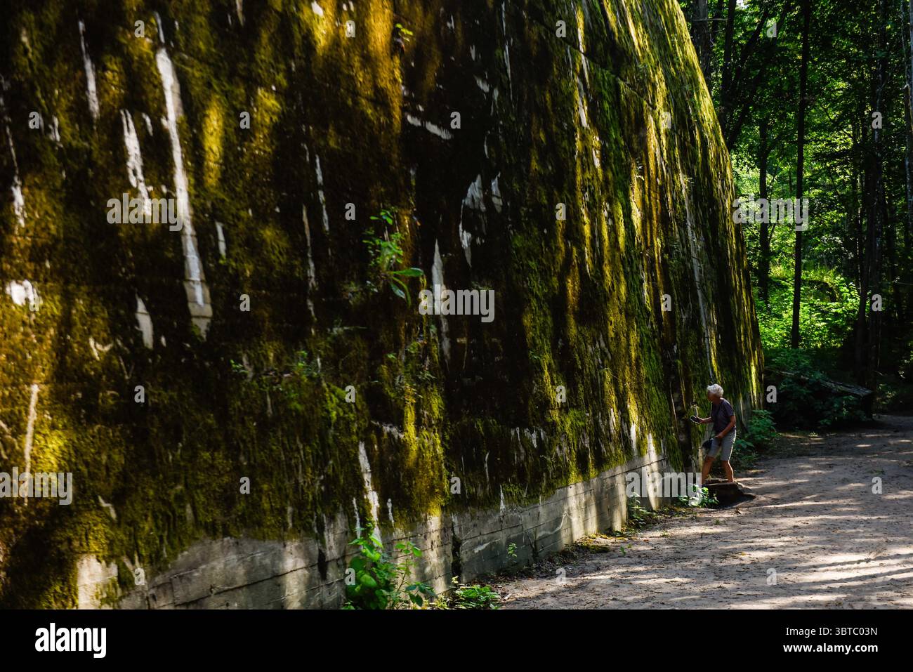 22 agosto 2020, Gierloz, Polonia: Un visitatore guarda all'interno di un bunker distrutto parte della storica tana del lupo, il primo quartier generale militare di Hitler sul fronte orientale con l'obiettivo di iniziare l'Unione Sovietica, a Gierloz. La famosa Lair di Wolfâ è stata una delle principali sedi segrete della Germania nazista, situata oggi nella Polonia orientale. Il sito nazista è famoso per il famoso atempo di assassinio sulla vita di Adolf Hitler. Conosciuta come l'operazione Valkyrie, Claus von Stauffenberg e altri hanno preso di mira Hitler con una bomba a valigia durante un incontro all'interno della tana del lupo. (Immagine di credito: © Omar ma Foto Stock