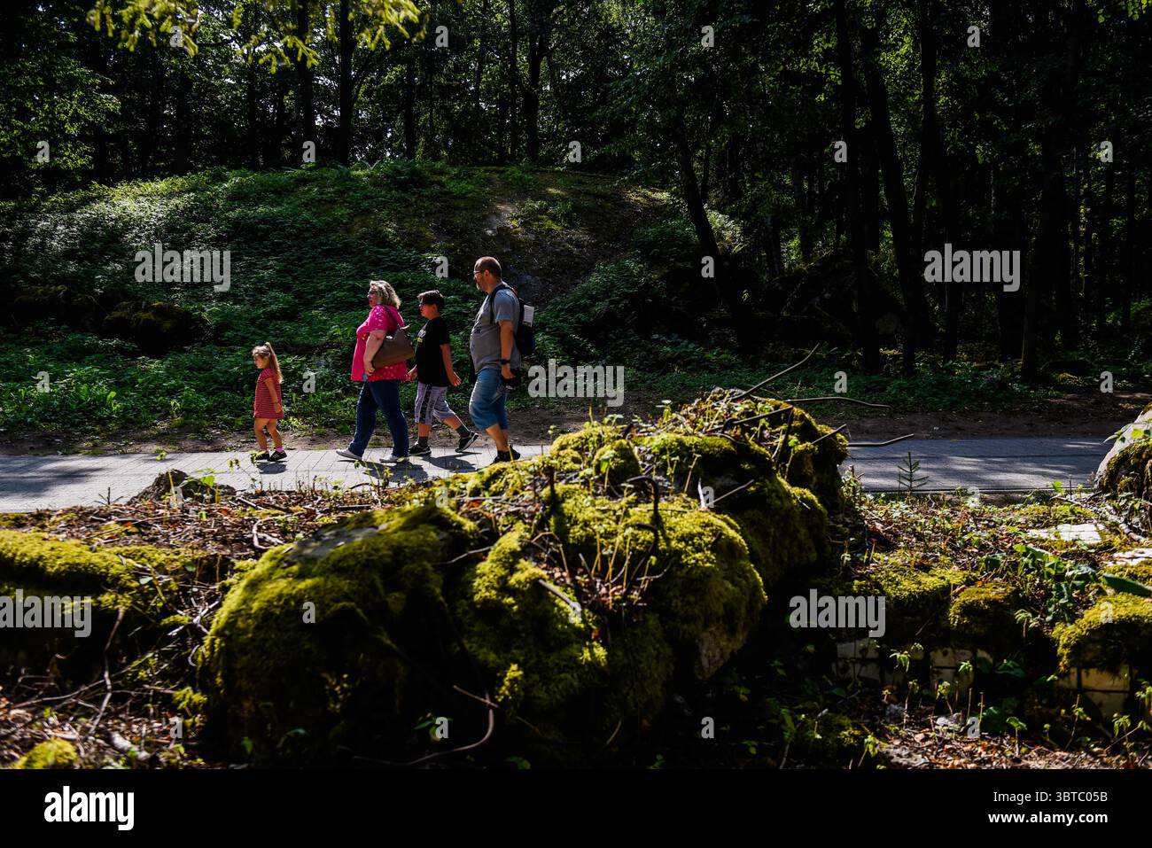 22 agosto 2020, Gierloz, Polonia: Una famiglia cammina in un bunker distrutto parte della storica tana del lupo, il primo quartier generale militare di Hitler sul fronte orientale con l'obiettivo di iniziare l'Unione Sovietica, a Gierloz. La famosa Wolfâ Lair era una delle sedi segrete più importanti della Germania nazista, situata oggi nella Polonia orientale. Il sito nazista è famoso per l'attentato alla vita di Hitler di Adolf, noto come operazione Valkyrie, Claus von Stauffenberg e altri hanno preso di mira Hitler con una bomba a valigia durante un incontro all'interno della tana del lupo. (Immagine di credito: © Omar Marques/SOPA Foto Stock