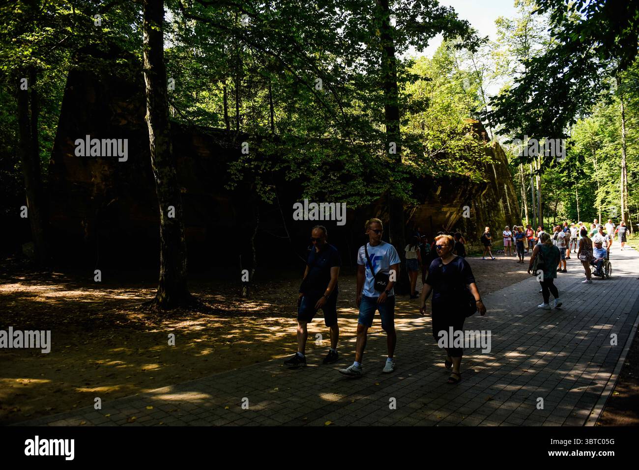 22 agosto 2020, Gierloz, Polonia: I visitatori camminano accanto a un bunker distrutto parte della storica tana del lupo, il primo quartier generale militare di Hitler sul fronte orientale con l'obiettivo di iniziare l'Unione Sovietica, a Gierloz. La famosa Lair di Wolfâ è stata una delle principali sedi segrete della Germania nazista, situata oggi nella Polonia orientale. Il sito nazista è famoso per l'attentato alla vita di Hitler di Adolf, noto come operazione Valkyrie, Claus von Stauffenberg e altri hanno preso di mira Hitler con una bomba a valigia durante un incontro all'interno della tana del lupo. (Immagine di credito: © Omar Marques/SOPA IM Foto Stock
