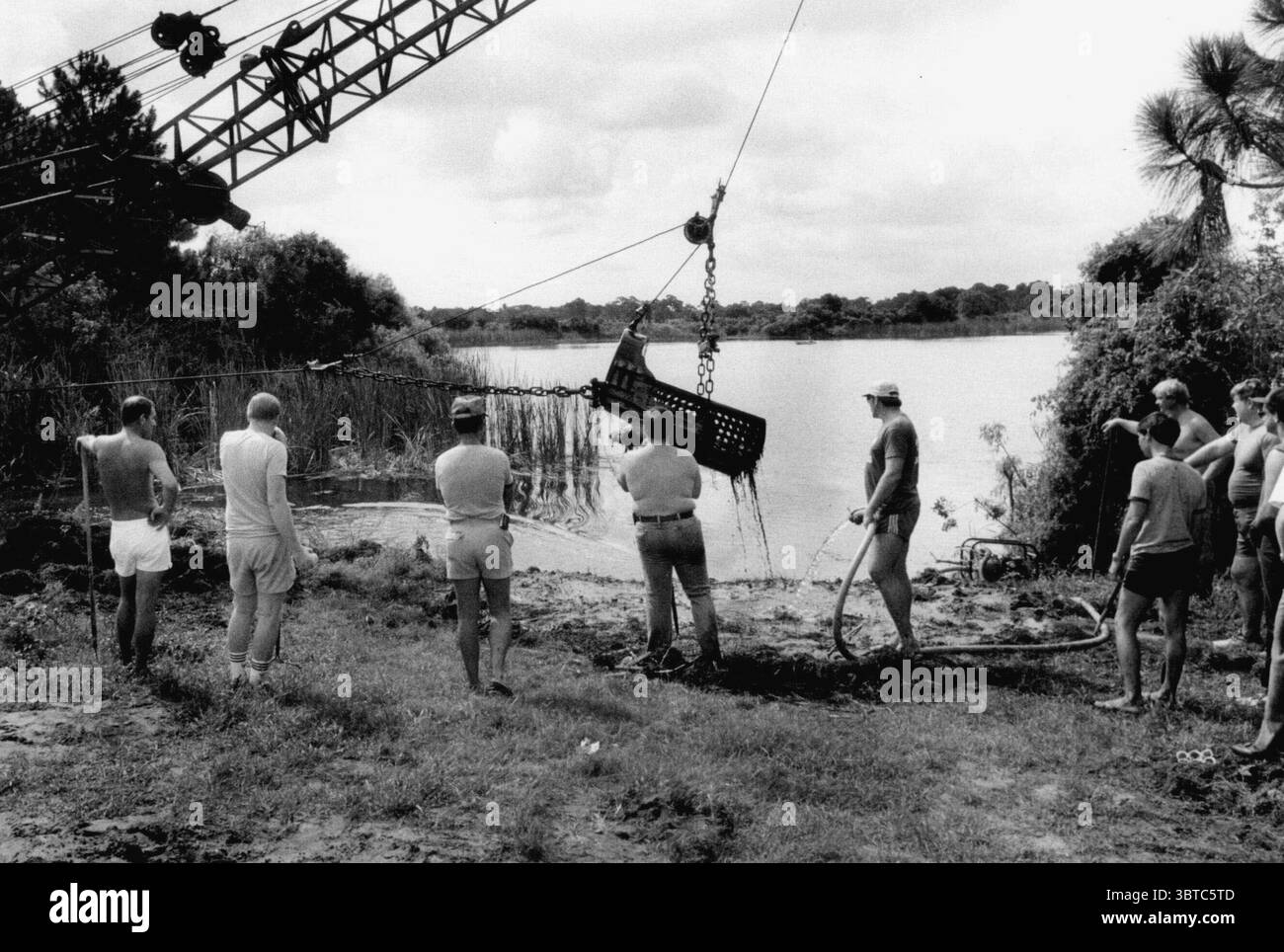 26 giugno 1985 - Pinellas County, Florida, USA - ricerca di armi da parte della Indian Rocks Police e degli sceriffo ufficiali, Walsingham Reservoir Washington Road. (Immagine di credito: © Joan Kadel Fenton/Tampa Bay Times via cavo ZUMA) Foto Stock