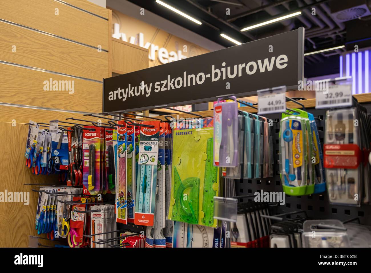 Poznan, Polonia - 30 giugno 2025: Primo piano di una corsia ben rifornita di negozi al dettaglio con diversi articoli scolastici e di ufficio, pronti per gli studenti che tornano a c Foto Stock