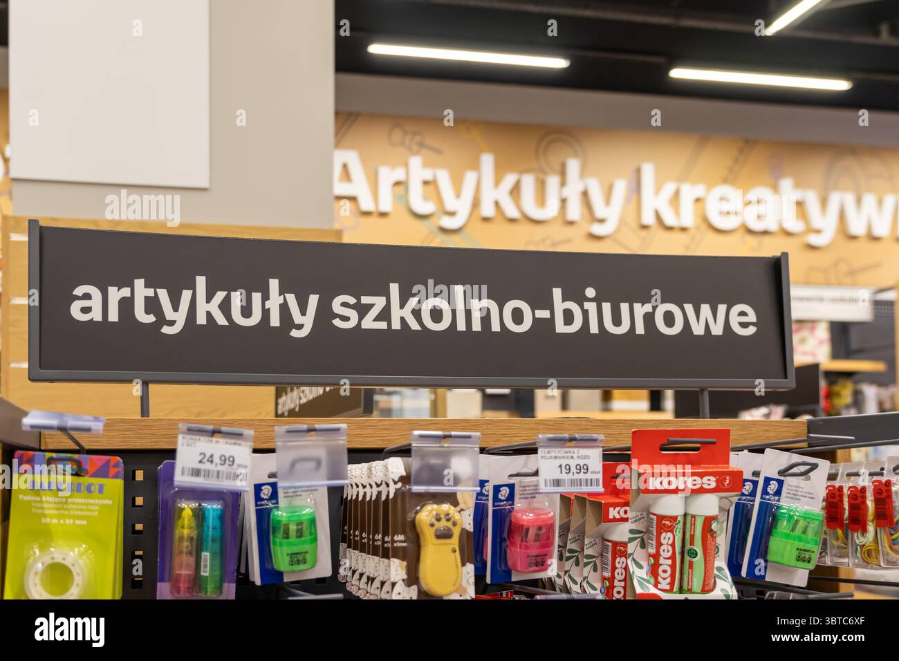 Poznan, Polonia - 30 giugno 2025: La corsia dei negozi al dettaglio presenta un cartello chiaro per gli articoli educativi e professionali, che mostra vari prodotti di cancelleria Foto Stock