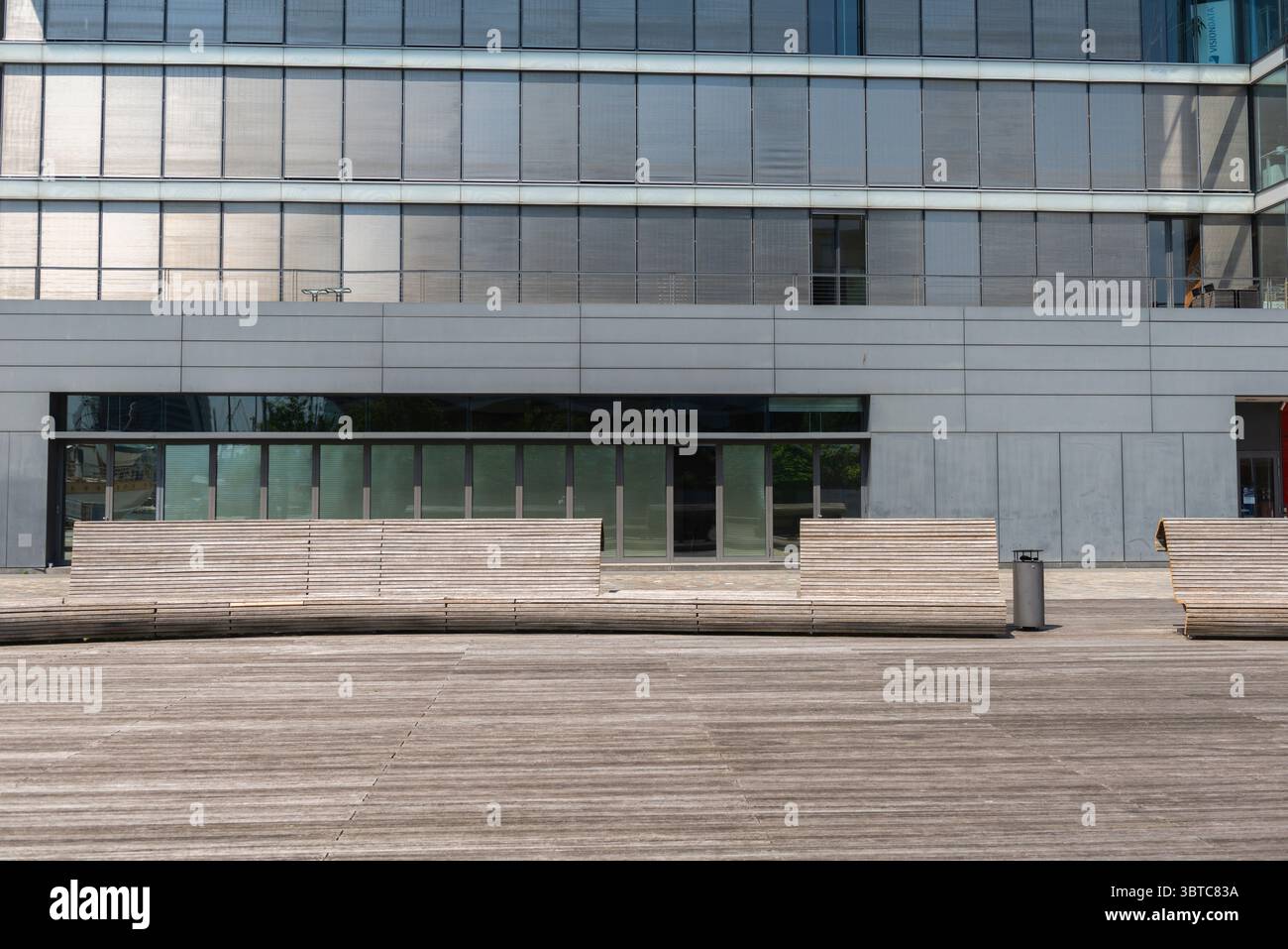 Dettagli degli uffici moderni dietro la piazza in legno, Bremerhaven, stato di Brema, Germania del Nord, Europa centrale Foto Stock