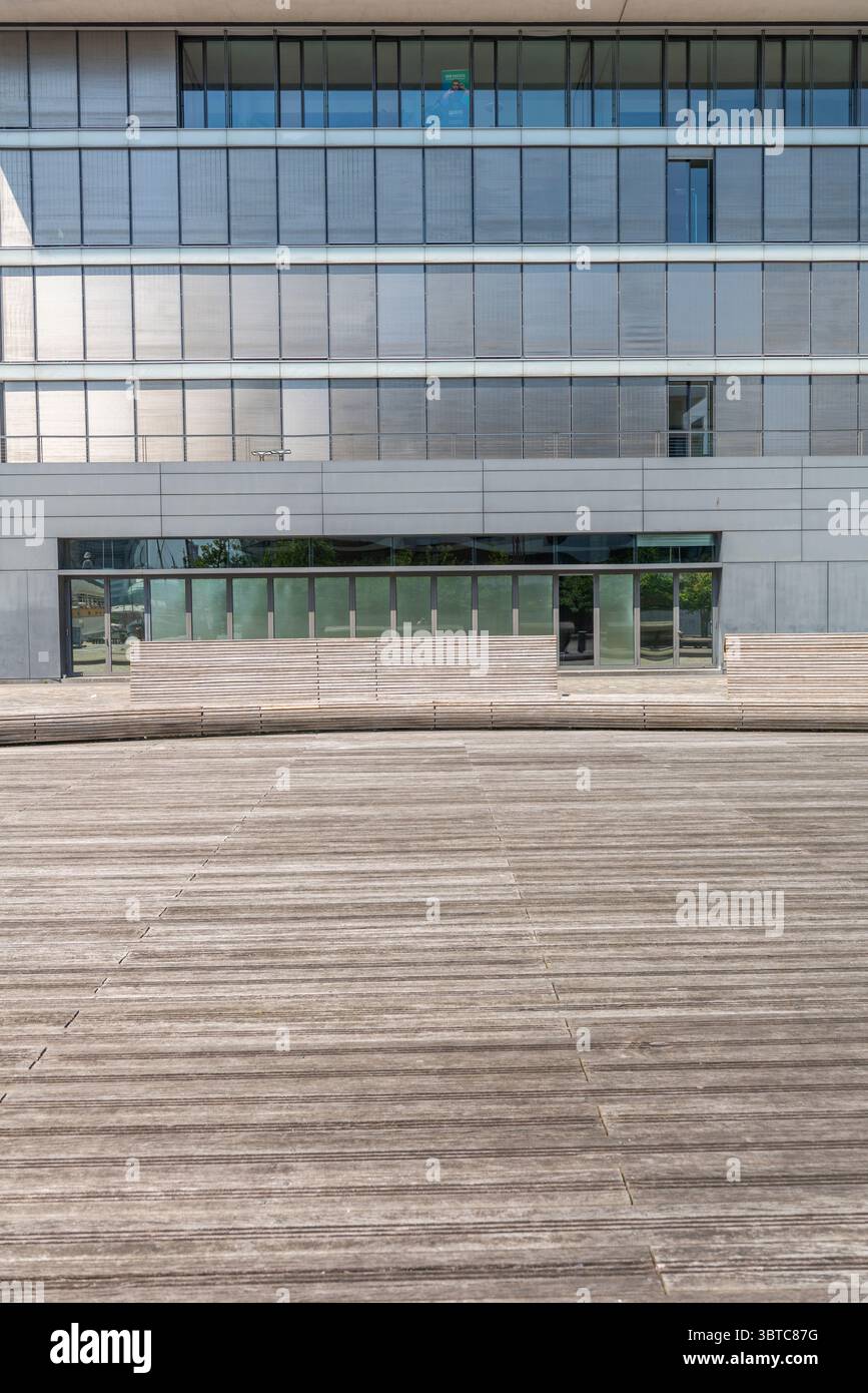 Dettagli degli uffici moderni dietro la piazza in legno, Bremerhaven, stato di Brema, Germania del Nord, Europa centrale Foto Stock