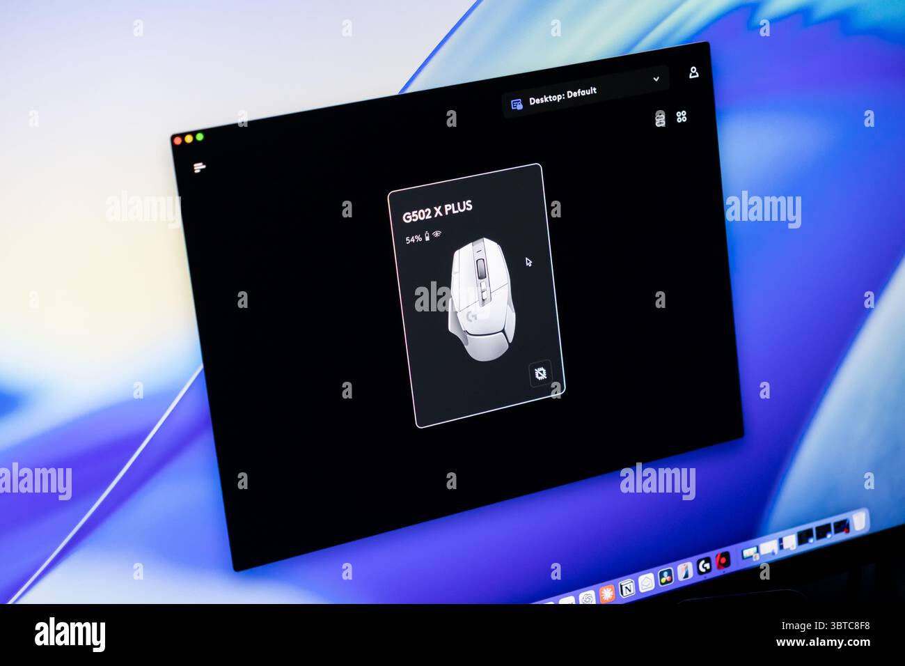 Poznan, Polonia - 30 giugno 2025: L'applicazione mouse per videogame G502 X PLUS viene visualizzata sullo schermo, con un elegante design bianco e l'attuale batteria al 54% Foto Stock