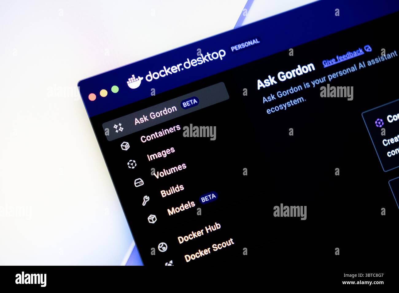 Poznan, Polonia - 30 giugno 2025: Visualizzazione a schermo dell'applicazione Docker Desktop, con Ask Gordon, un assistente beta ai, che migliora lo sviluppo del cloud Foto Stock