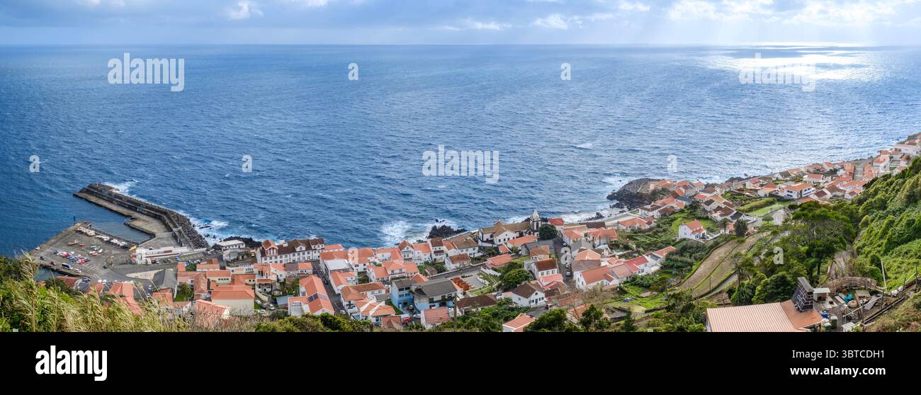 Villaggio panoramico di Calheta sulle Azzorre dell'isola di Sao Jorge con tradizionali tetti in mattonelle rosse e viste sull'Oceano Atlantico. Città costiera portoghese, Volcanic Islan Foto Stock