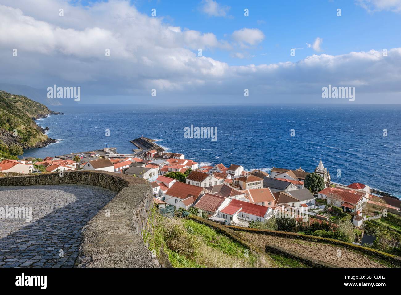 Villaggio di Calheta sulle Azzorre dell'isola di Sao Jorge con tradizionali tetti di mattonelle rosse e viste dell'Oceano Atlantico. Città costiera portoghese, architetto Volcanic Island Foto Stock