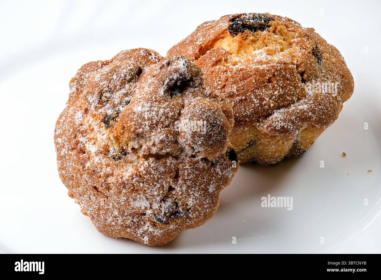 Due dolci cupcake con uvetta, ricchi pasticcini, dessert aromatico, primo piano, macro fotografia Foto Stock