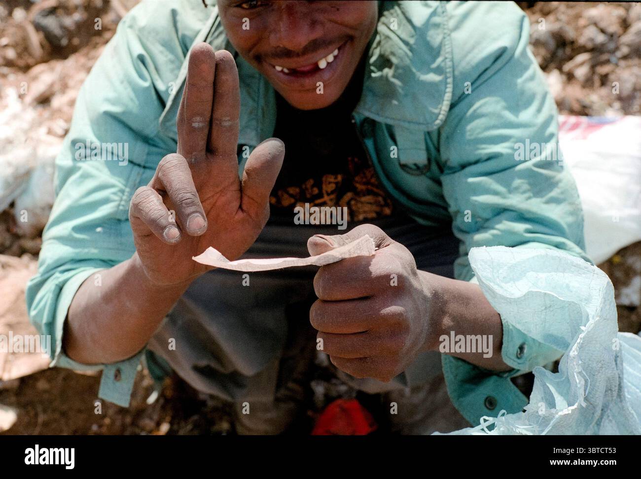 19 luglio 2020, Pietermaritzburg, KwaZulu Natal, Sudafrica: Un raccoglitore di rifiuti mostra la sua ricevuta per la vendita di metalli preziosi ad un commerciante di rottami della città. (Immagine di credito: © John Robinson/ZUMA Wire) Foto Stock