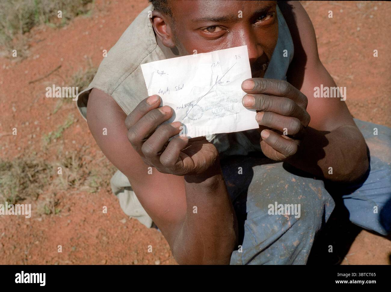 19 luglio 2020, Pietermaritzburg, KwaZulu Natal, Sudafrica: Un raccoglitore di rifiuti mostra la sua ricevuta per la vendita di metalli preziosi ad un commerciante di rottami della città. (Immagine di credito: © John Robinson/ZUMA Wire) Foto Stock