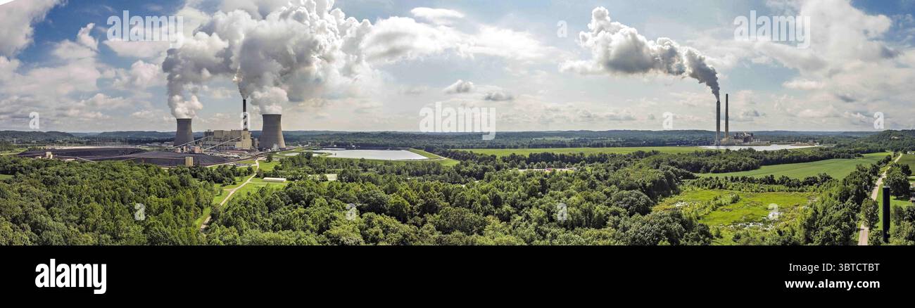 24 agosto 2020, Cheshire, Ohio, Stati Uniti d'America: The Gavin Power Plant, Left, and the Kyger Creek Power Plant, Right, fotografato lunedì 24 agosto 2020. L'impianto di Gavin è una centrale elettrica a carbone supercritica da 2,6 gigawatt (2.600 MW) nel villaggio di Cheshire, Ohio, Stati Uniti. È di proprietà di Lightstone Generation LLC, una joint venture 50Ã 50 di Blackstone Group L.P. e ArcLight Capital Partners. Gavin è la più grande centrale elettrica a carbone dell'Ohio, e una delle più grandi della nazione, in grado di alimentare due milioni di case. La centrale elettrica di Kyger Creek è una potenza di 1,08 gigawatt, Foto Stock