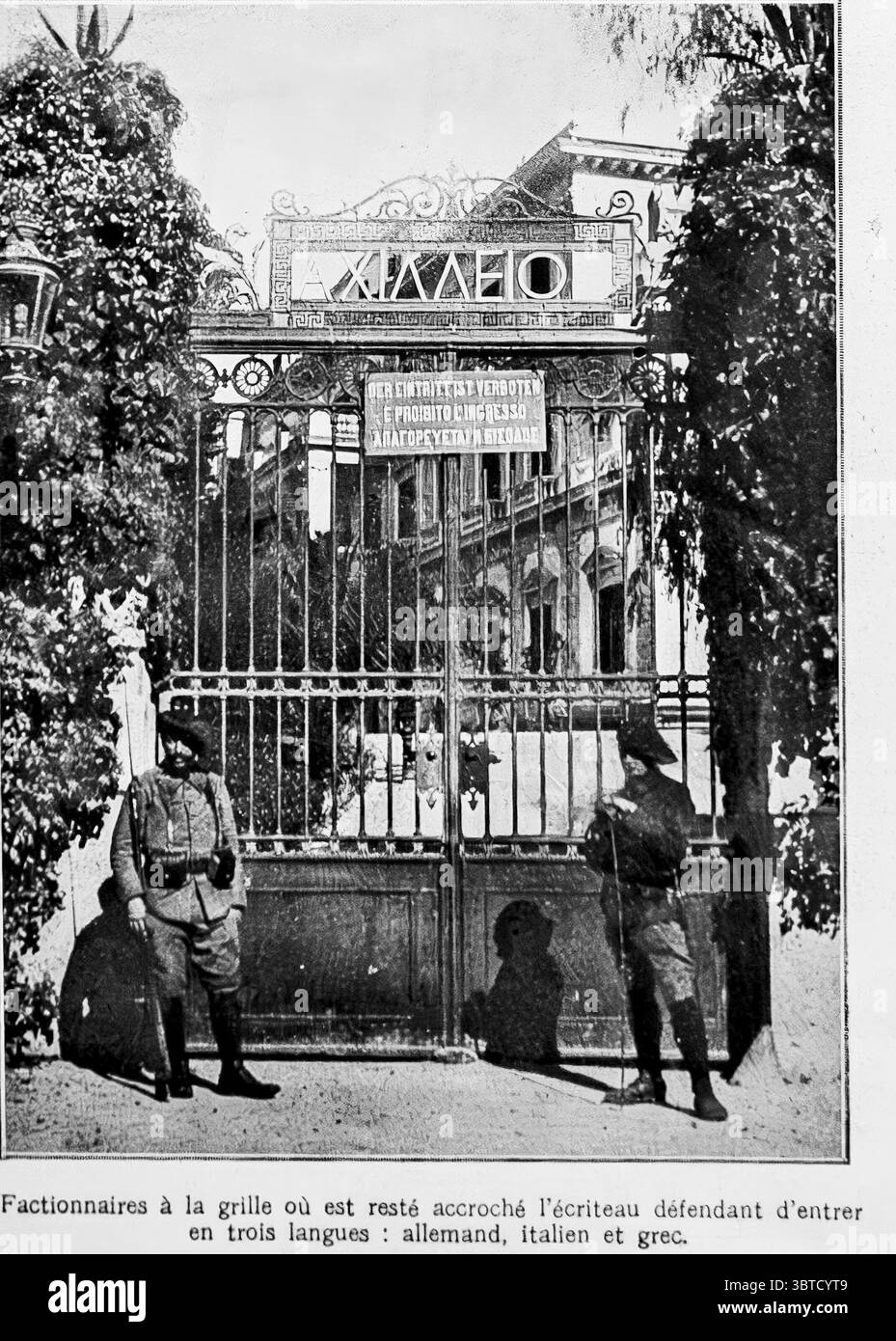 L'illustrazione, 1916. Le truppe francesi stanno di guardia all'ingresso del Palazzo Achilleion di Corfù. Un segno trilingue in tedesco, italiano e greco vieta l'ingresso, un residuo del precedente controllo dell'asse o dell'energia centrale. L'immagine cattura il significato simbolico e strategico dell'Achilleion, allora una postazione militare francese durante la campagna balcanica della prima guerra mondiale. Foto Stock