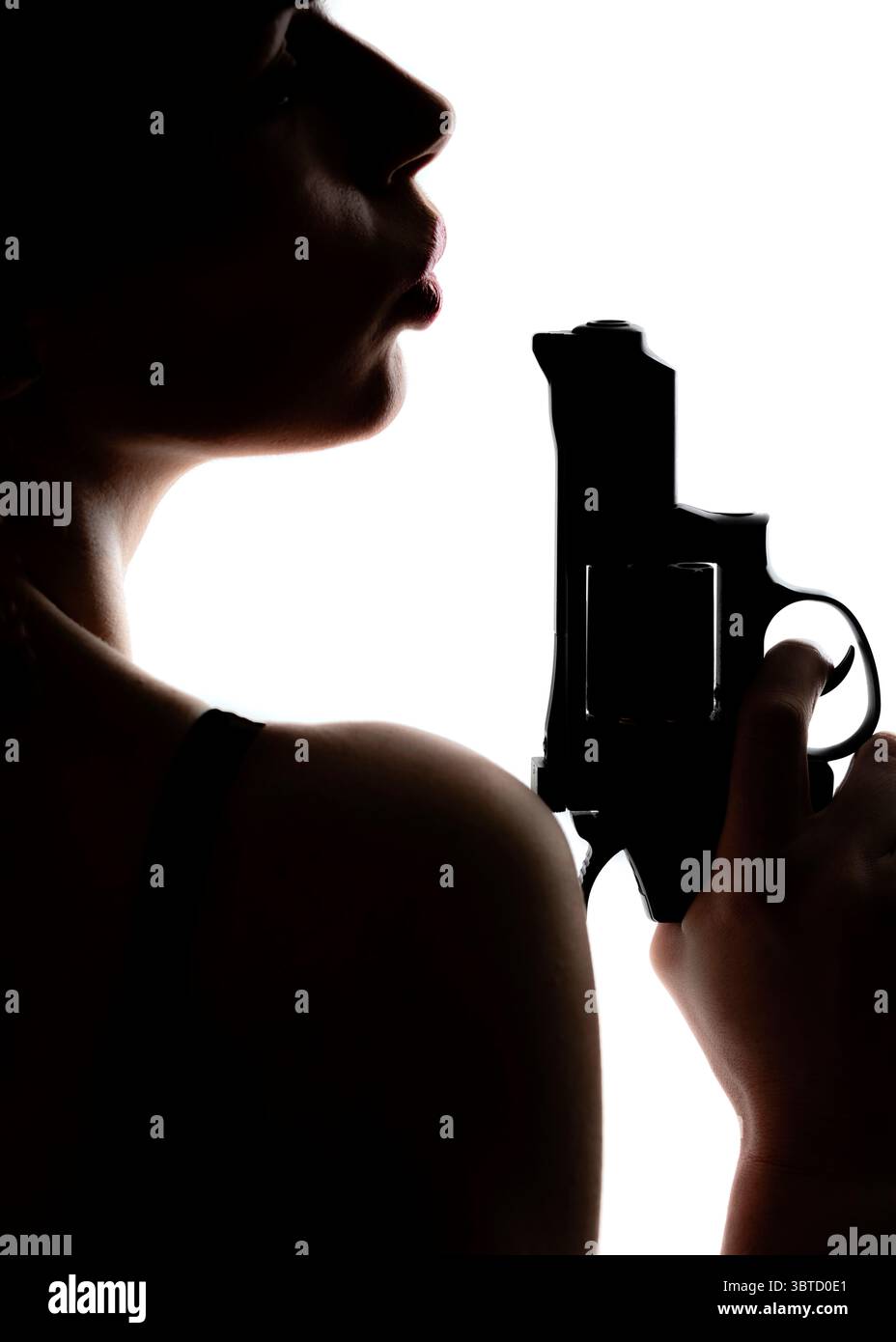Una donna ha in mano una pistola. Foto Stock
