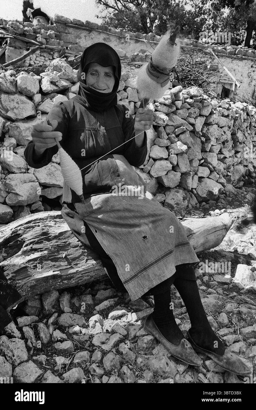 Una contadina cretese che filava a mano lana nel villaggio di Psychro, sull'Altopiano di Lasithi a Creta nel 1966. Foto Stock