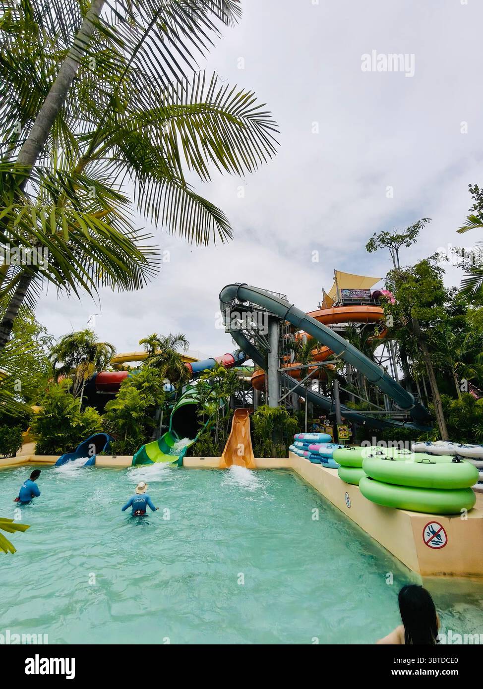 Panoramica della famosa giungla d'acqua Vana Nava di Hua Hin, scattata il 1° luglio 2025. Questo parco acquatico è stato costruito nel 2014 vicino all'hotel Holiday Inn della città. Foto Stock