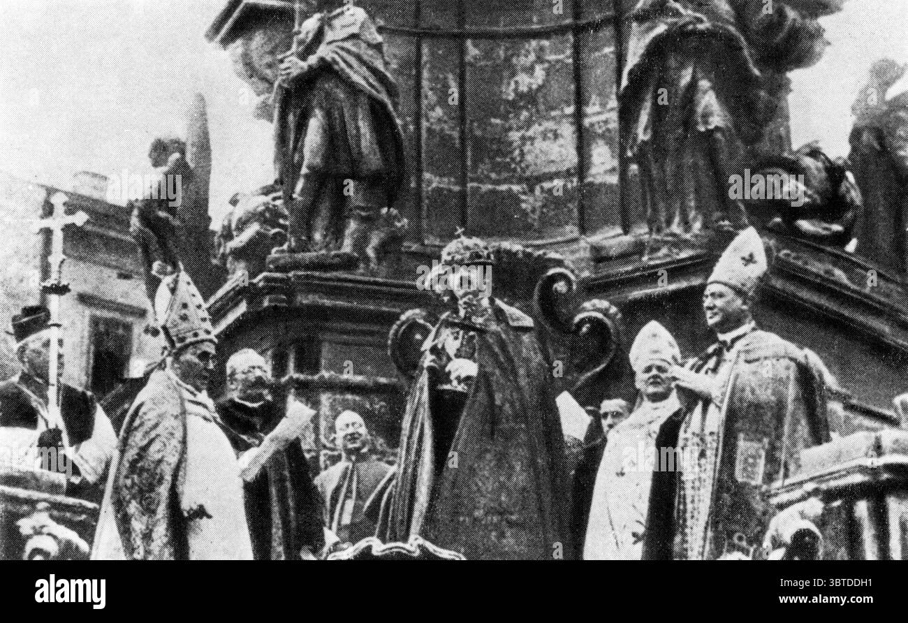 Incoronazione di Carlo IV d'Ungheria il 20 dicembre 1916 a Budapest mostrandogli la Sacra Corona di Santo Stefano Foto Stock