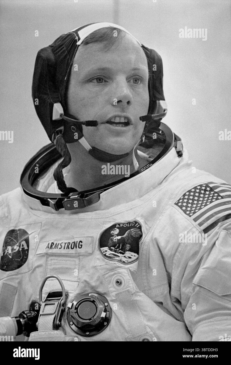 Uomo sulla luna vestito con la sua tuta spaziale, il comandante della missione Neil Armstrong effettua un controllo finale del suo sistema di comunicazione prima dell'imbarco della missione Apollo 11. Lanciata tramite un veicolo di lancio Saturn V, la prima missione lunare con equipaggio lanciata dal Kennedy Space Center, in Florida, il 16 luglio 1969 e ritornata sulla Terra il 24 luglio 1969. Foto Stock