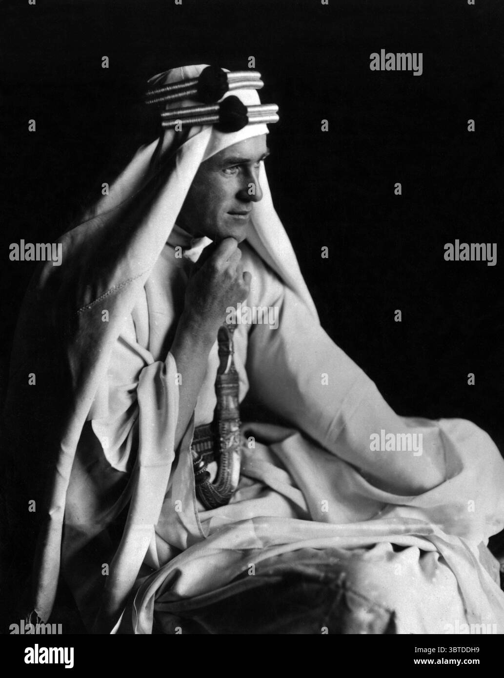 Con Lawrence in Arabia alla fine del 1917, Lowell Thomas, corrispondente di guerra americano, si recò in Medio Oriente per coprire la rivolta araba contro i turchi, guidata da un giovane inglese, il colonnello T e Lawrence, la figura più romantica e contraddittoria della sua epoca. Foto scattata dal suo fotografo Harry Chase. La didascalia di Thomas per questa foto era il sognatore i cui sogni si sono avverati. Foto Stock