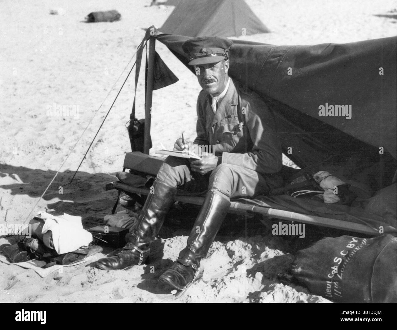 Tenente colonnello S C Byrne, responsabile del 1/11th London Regiment -162nd Infantry Brigade, 54th East Anglian Division a Bir el Mazar durante la campagna del Sinai e della Palestina della prima guerra mondiale - febbraio 1917 Foto Stock