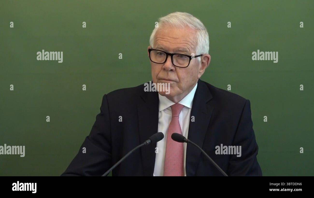 Il presidente dell'inchiesta Sir Jonathan Michael durante una conferenza stampa a Londra sulla pubblicazione del rapporto di fase 2 di Independent Inquiry sulle questioni sollevate dal caso David Fuller. L'operaio della manutenzione ha abusato sessualmente dei corpi di più di 100 donne e ragazze di età compresa tra i nove e i 100 anni mentre lavorava presso l'ormai chiuso Kent and Sussex Hospital e il Tunbridge Wells Hospital, a Pembury, tra il 2005 e il 2020. Data foto: Martedì 15 luglio 2025. Foto Stock