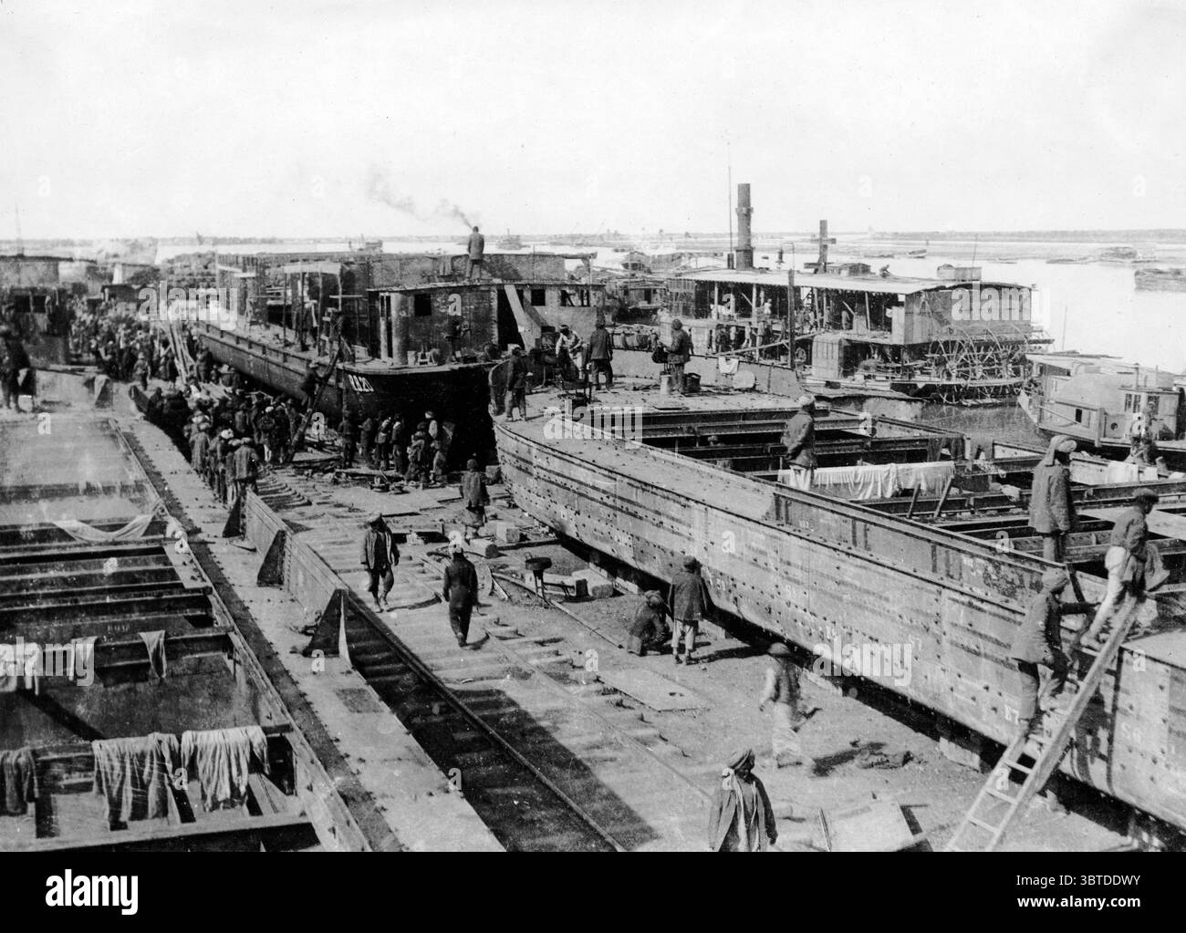 Con le truppe in Mesopotamia. Scenario di un cantiere navale adibito al trasporto marittimo interno , che ha trasformato la riva del fiume Tigri in un luogo molto frequentato . Foto Stock