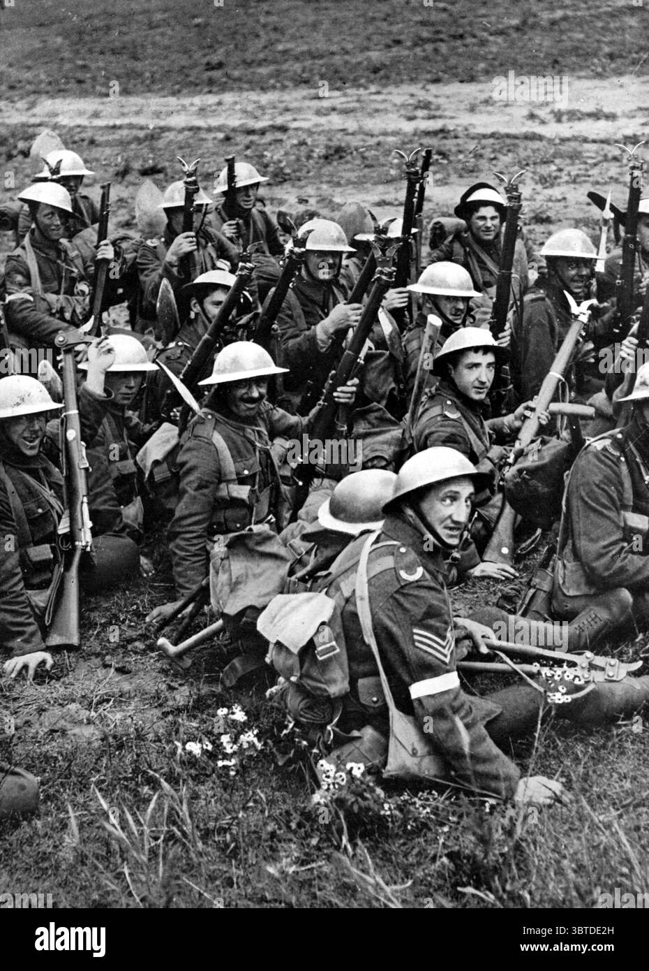 L'offensiva britannica nell'ovest delle truppe britanniche con il loro equipaggiamento più recente. Un gruppo di uomini appartenenti ai Worcester è visto riposare prima dell'attacco con la loro nuova attrezzatura il 22 luglio 1916 Foto Stock