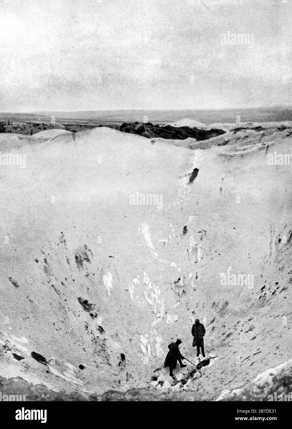 Un cratere gigante sul fronte occidentale. Due soldati francesi in piedi nella fossa di un grande cratere di gesso. Il carattere geologico del distretto incide molto sulla questione dello spaccamento . In alcuni casi l' acqua è stata colpita a una profondità di 7 o 8 ft , cosicché le operazioni profonde sono state naturalmente ridotte . 10 giugno 1916 Foto Stock