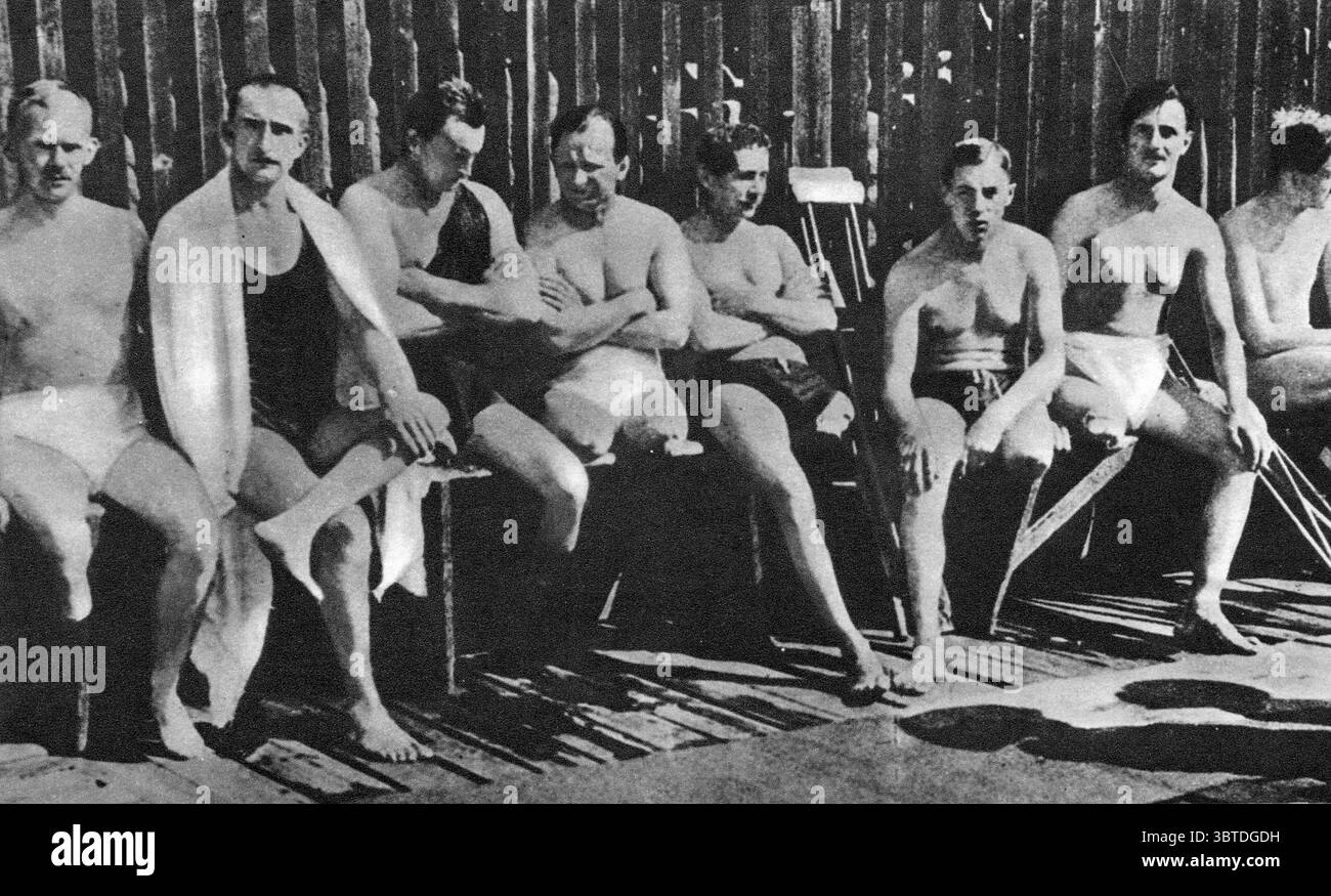 Alcuni veterani senza braccia, altri senza gambe ad un incontro di nuoto a Berlino . Foto Stock