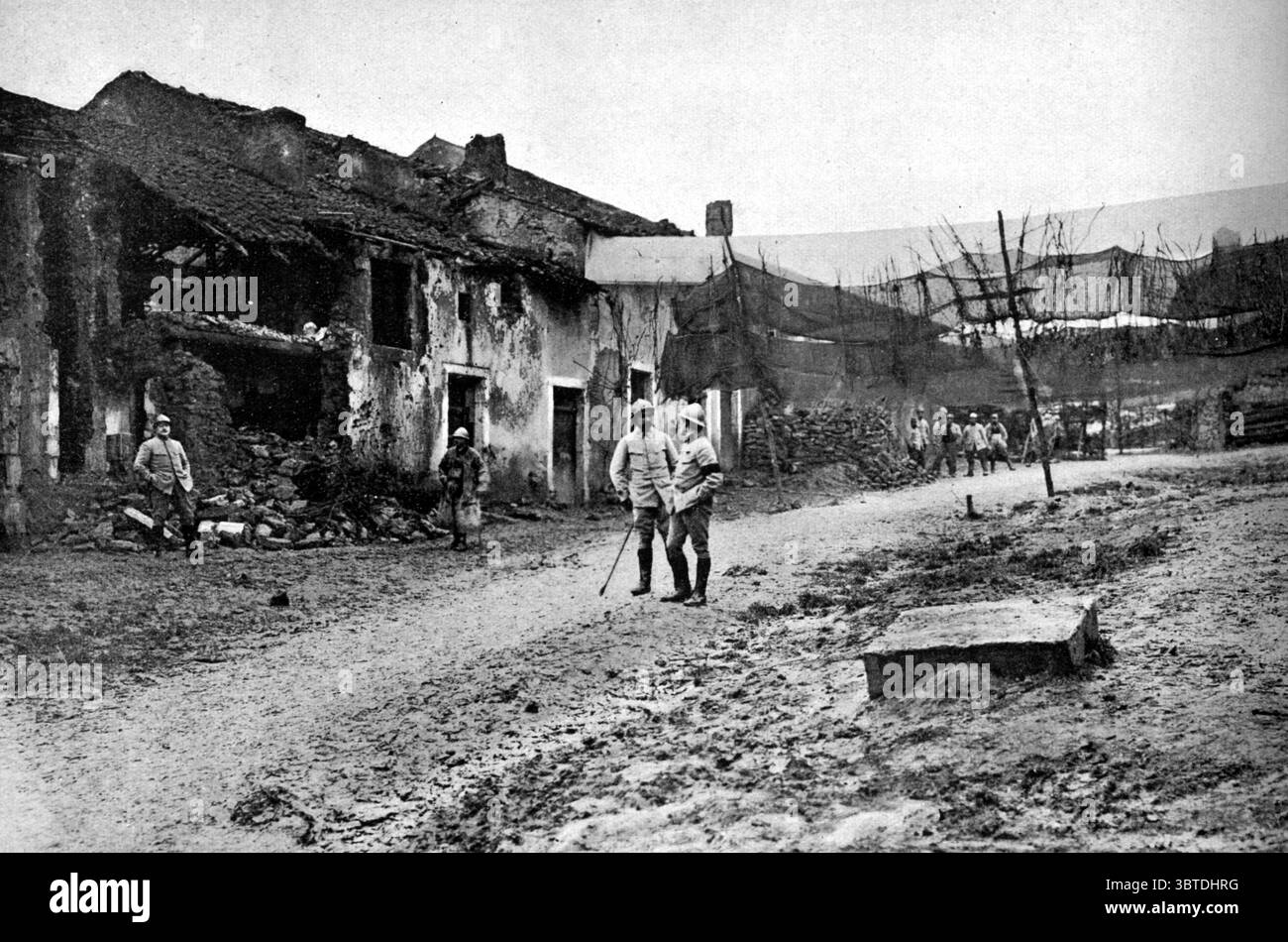 L'arte del mimetismo in tempo di guerra: Una strada attraverso uno schermo di un villaggio francese contro gli osservatori nemici . Dopo anni di esperienza gli esperti di mimetismo hanno sviluppato un metodo per mascherare contro l' osservazione degli aerei nemici . Il sistema di schermi aerei utilizzato su strade molto utilizzate dal traffico militare è stato così perfezionato che una strada trattata come nella figura precedente è nascosta da qualsiasi aviatore che volasse in alto . 9 dicembre 1918 Foto Stock