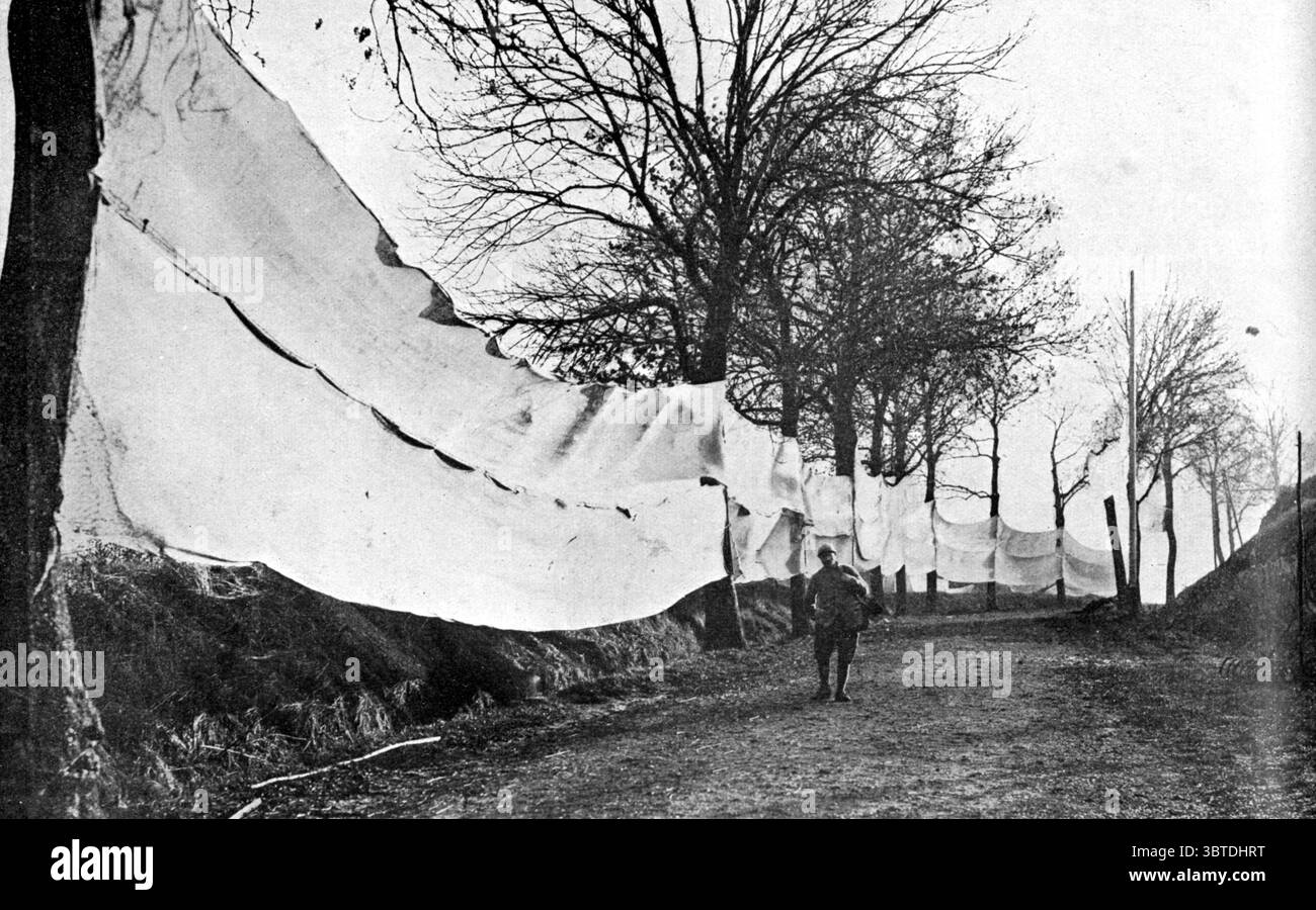 L'arte bellica del mimetismo: Il trattamento delle strade sul fronte occidentale. Schermi mimetici eretti lungo il lato di una strada in Francia per nasconderla al nemico , che presumibilmente occultano un terreno più alto che avrebbe permesso loro di trovare il raggio della strada e di bombardarla con i loro cannoni . Il sistema adottato nasconde effettivamente la strada e il traffico su di essa dai posti di osservazione tedeschi. 9 marzo 1918 Foto Stock