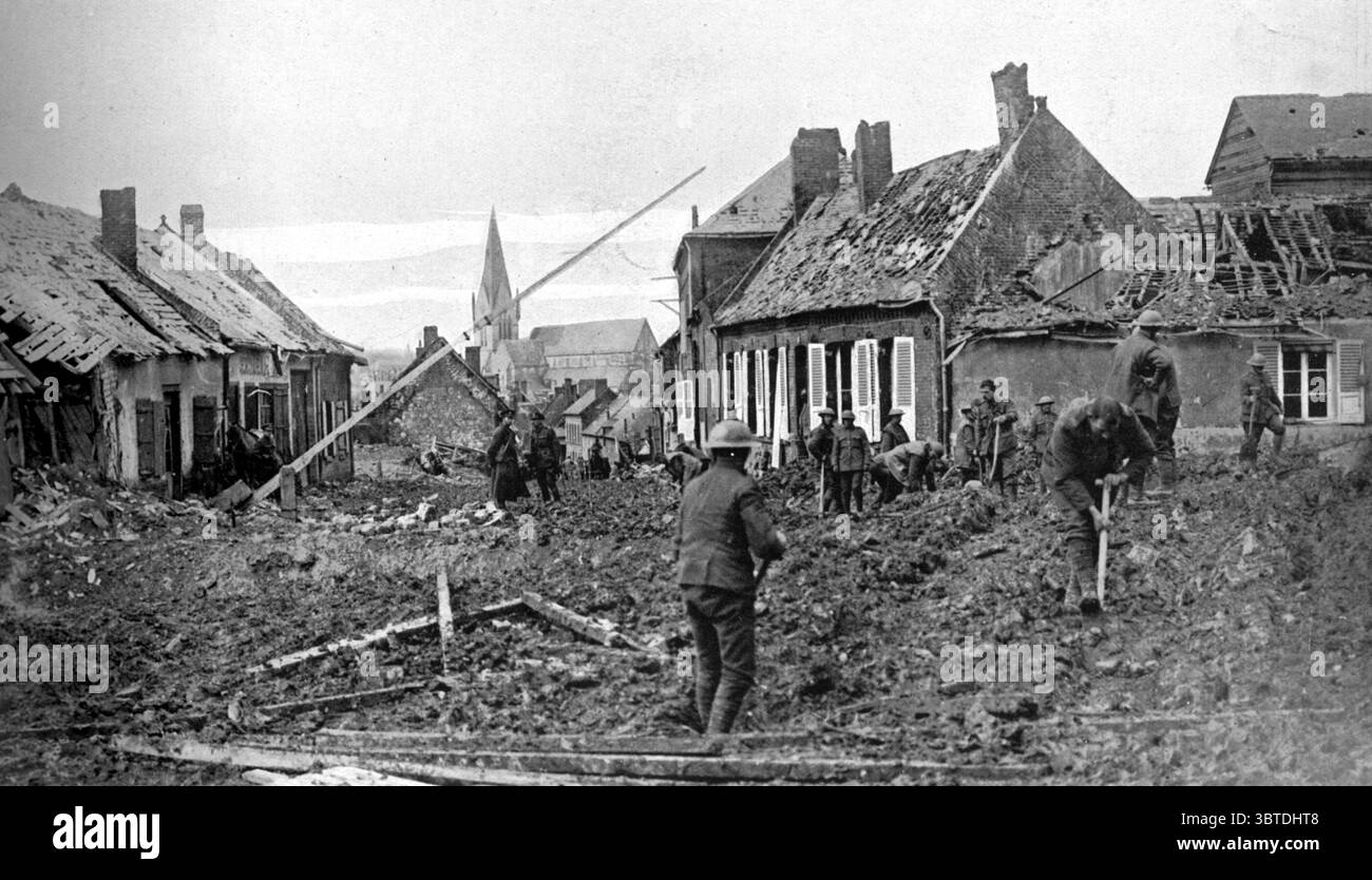 L' offensiva britannica sul fronte occidentale - i crediti ufficiali di Vimy e Nesle . La distruzione delle case e della strada principale della cittadina di Nesle , somme , Francia settentrionale . 28 aprile 1917 Foto Stock