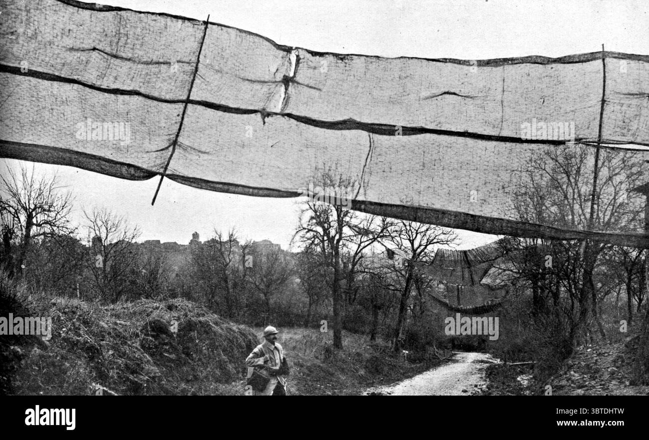 L'arte bellica del mimetismo: Il trattamento delle strade sul fronte occidentale. Dopo anni di esperienza gli esperti di mimetismo hanno sviluppato un metodo per mascherare contro l' osservazione degli aerei nemici . Il sistema di schermi aerei utilizzato su strade molto utilizzate dal traffico militare è stato così perfezionato che una strada trattata come nella figura precedente è nascosta da qualsiasi aviatore che volasse in alto . 9 dicembre 1918 Foto Stock