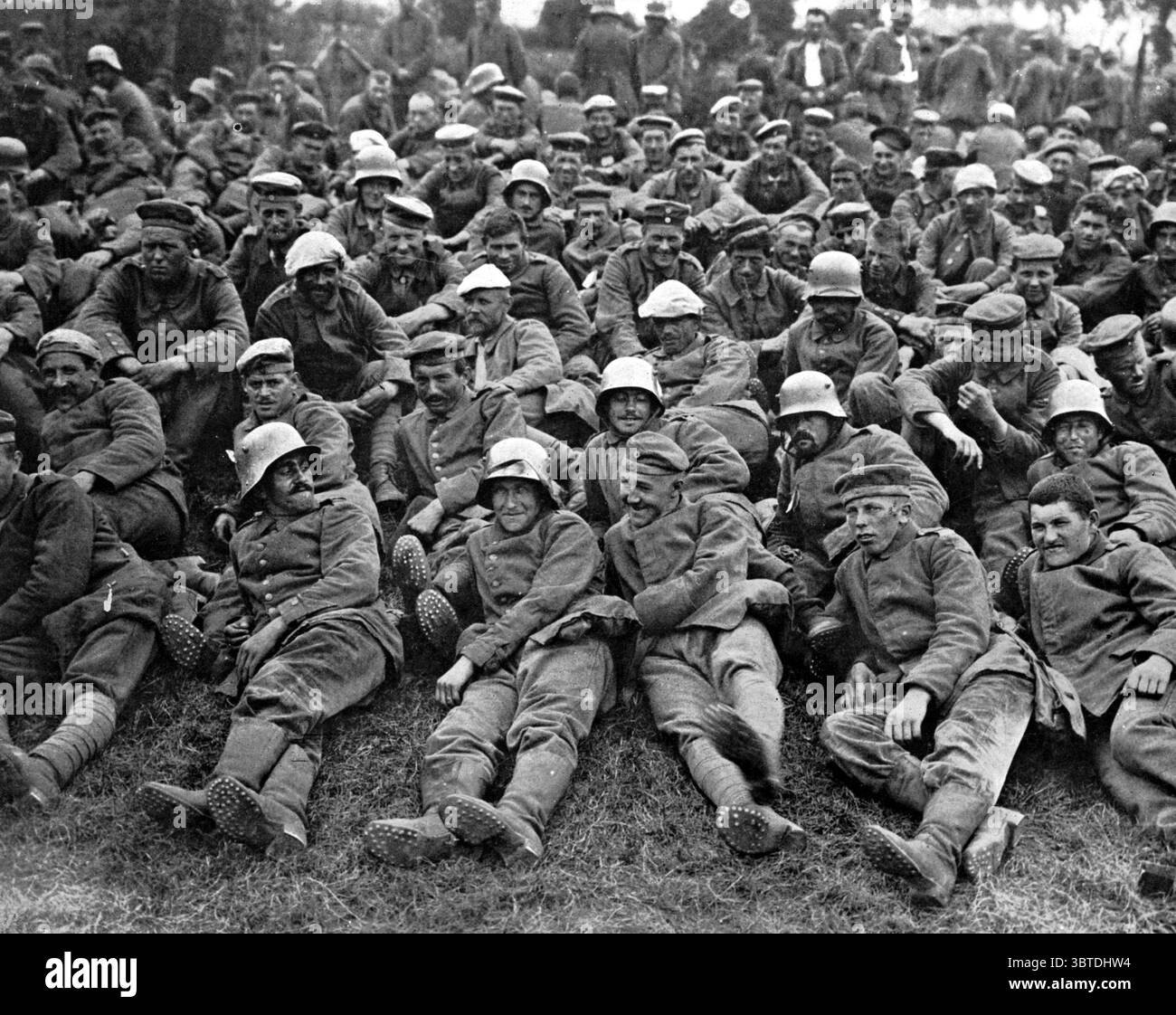 Prigionieri tedeschi catturati durante la battaglia di Messines Ridge . 16 giugno 1917 Foto Stock