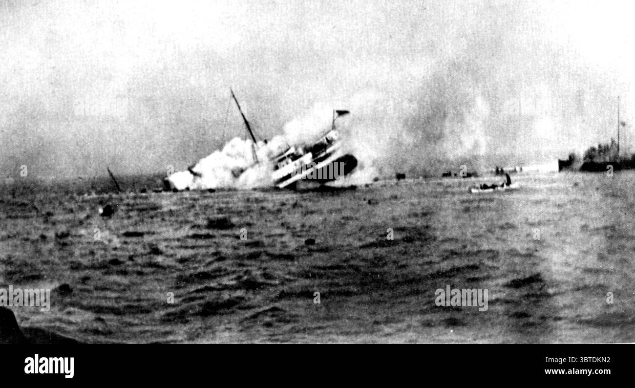 La fine dell'Anglia nell'atto di scendere, con molti feriti, medici, infermieri e marinai che salgono a poppa Foto Stock